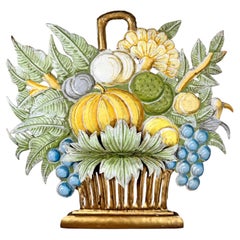 Aplique de pared francés de los años 50, de hojalata pintada en policromía, con motivos de cesta de frutas y flores