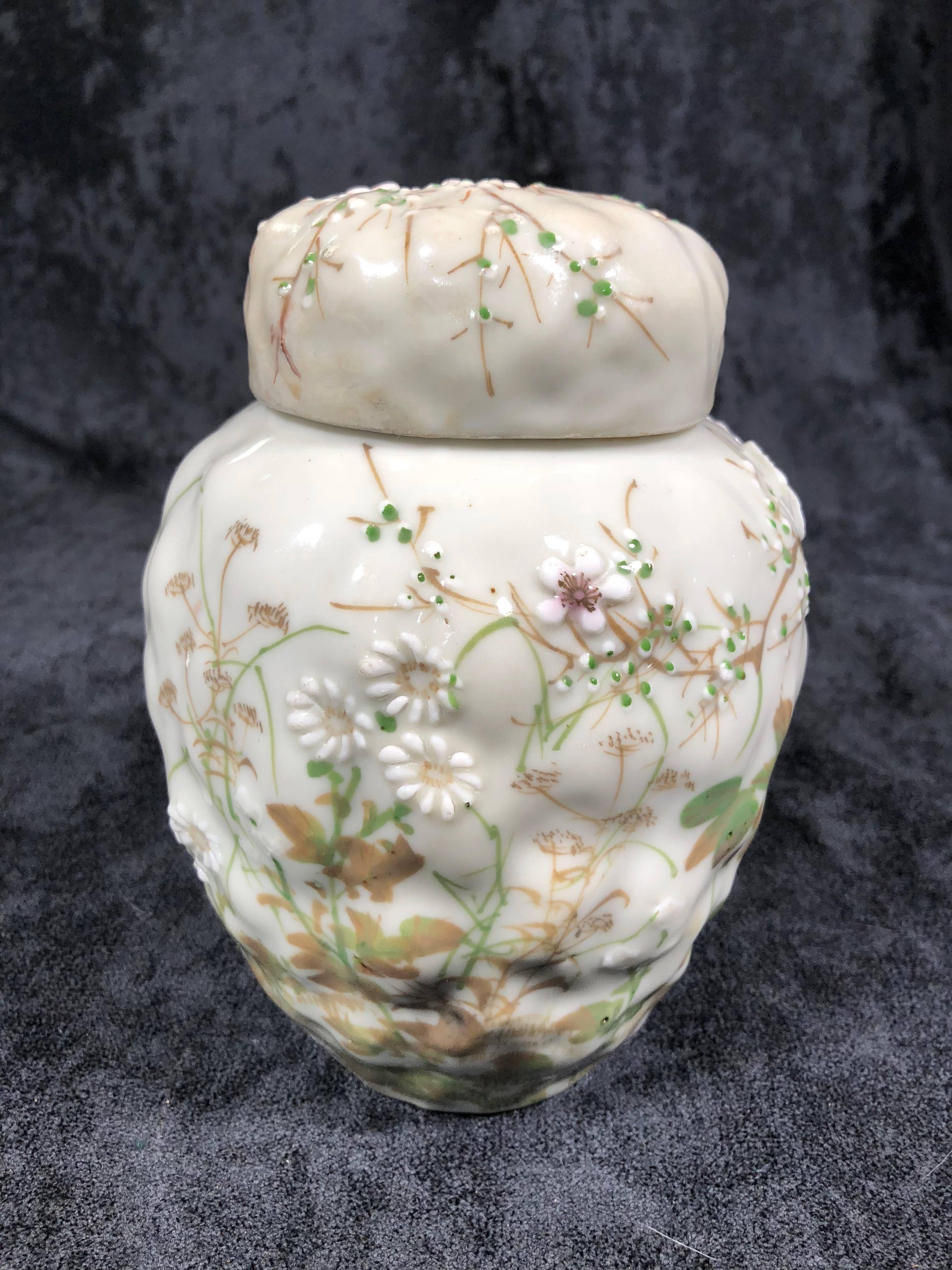 Late 19th Century Japanese floral blossom lidded ginger jar In Excellent Condition For Sale In Harrogate, GB