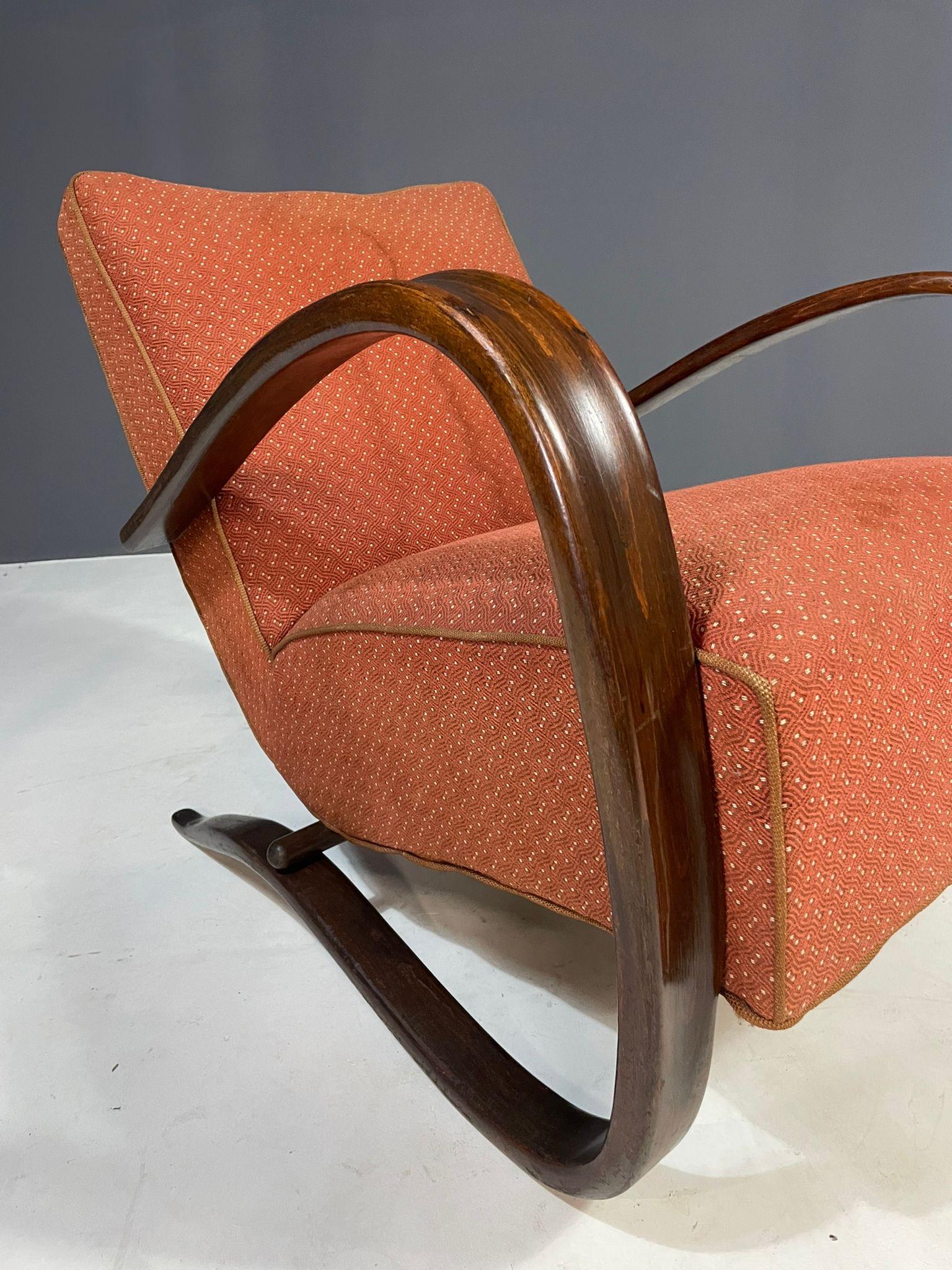 Cette paire emblématique de chaises longues H269 a été conçue par le célèbre architecte tchécoslovaque Jindřich Halabala dans les années 1930. Quintessence du mouvement Art déco, les chaises se caractérisent par des accoudoirs en bois courbé et une