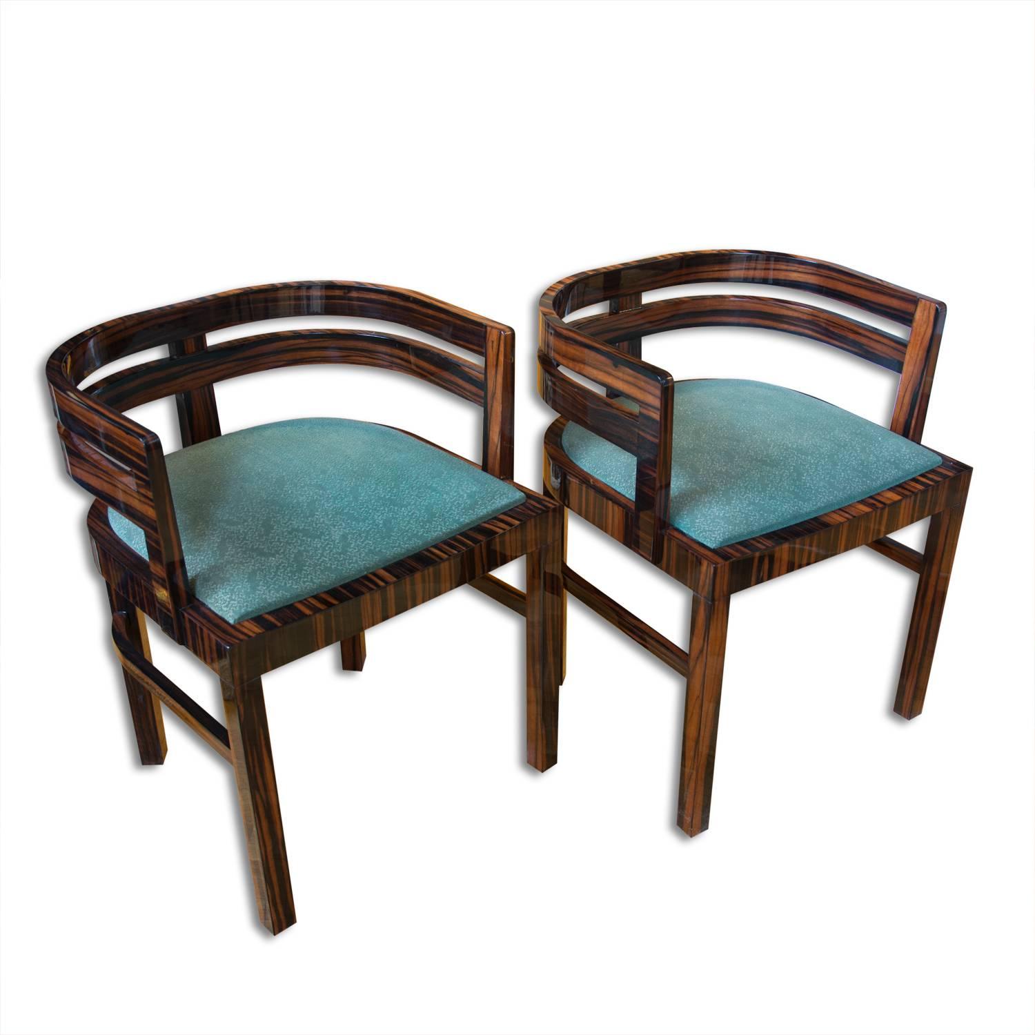Functionalist macassar seating set inlcuded pair of armchairs and coffee table in macassar. It was designed and produced in the 1930s by the famous Prague architect Vlastimil Brozek. It features a regular shaped typical for Functionalism in the
