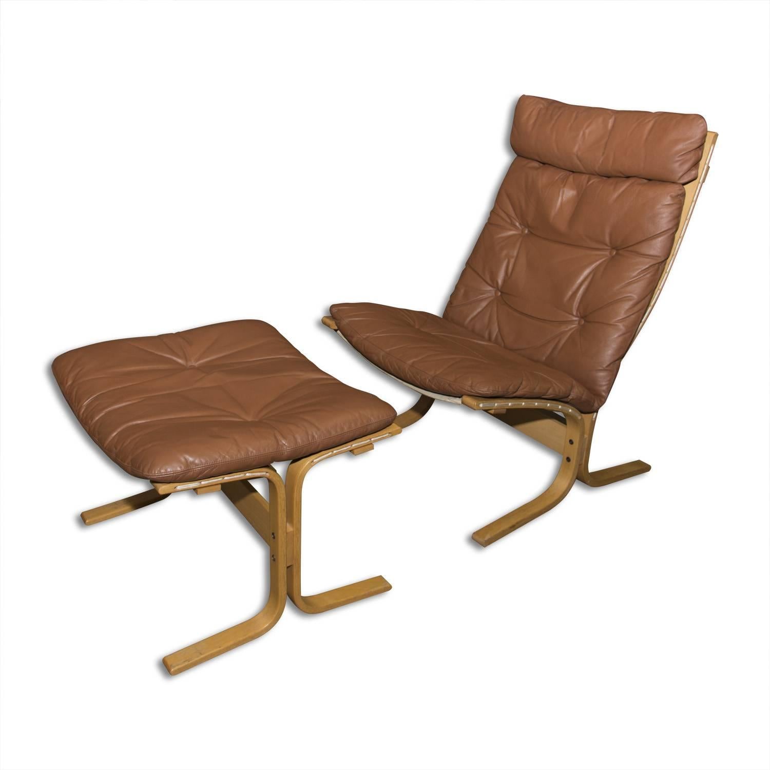 Lounge leather chair “Siesta” and ottoman designed by Norwegian designer Ingmar Relling for Westnofa in the 1960s. The ‘Siesta Chair’ won first prize at the Norwegian Furniture Council Competition in 1965. The set is in very good Vintage condition