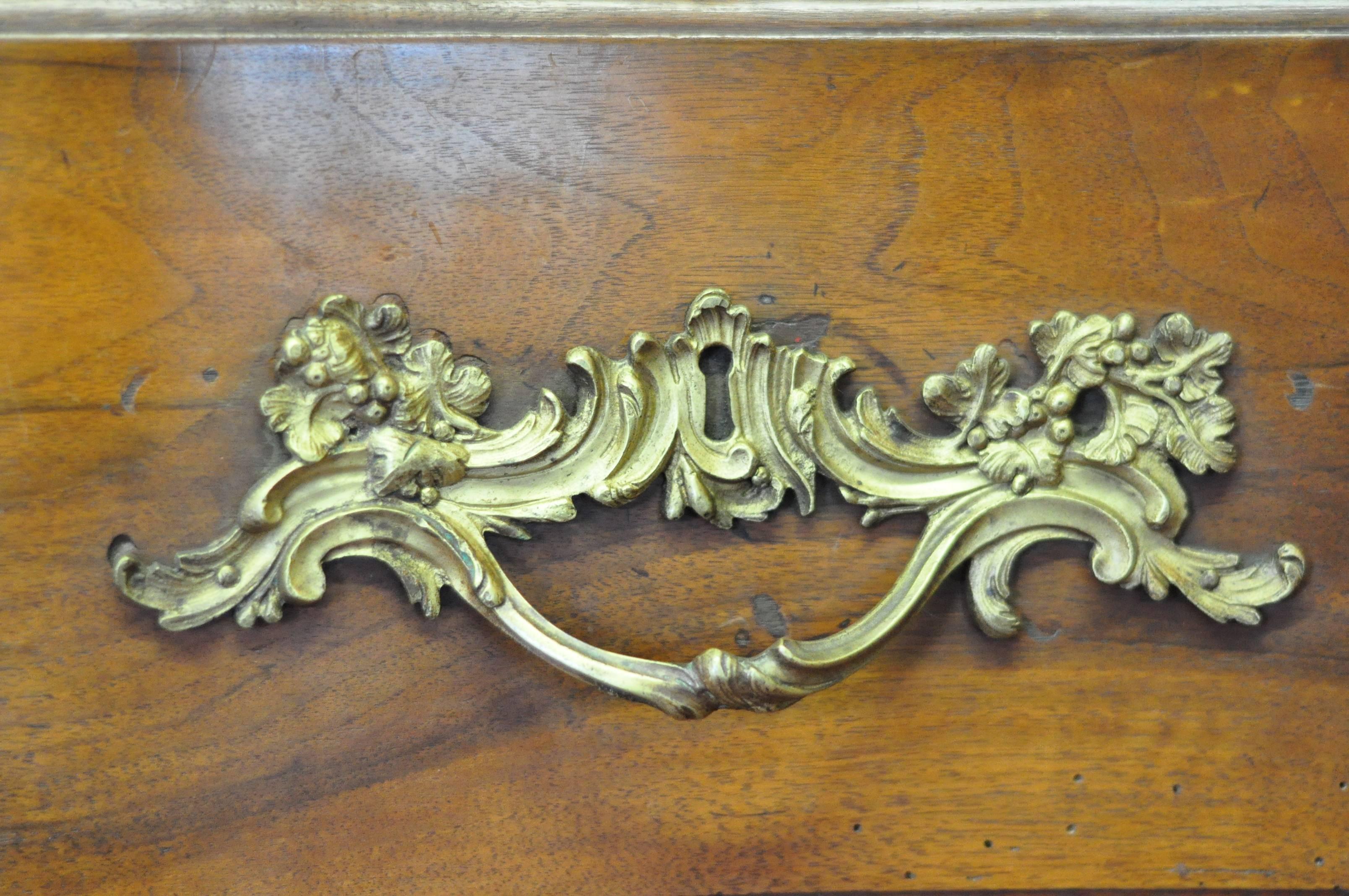 18th Century Period Louis XV Walnut Commode en Arbalete  In Excellent Condition For Sale In Round Top, TX