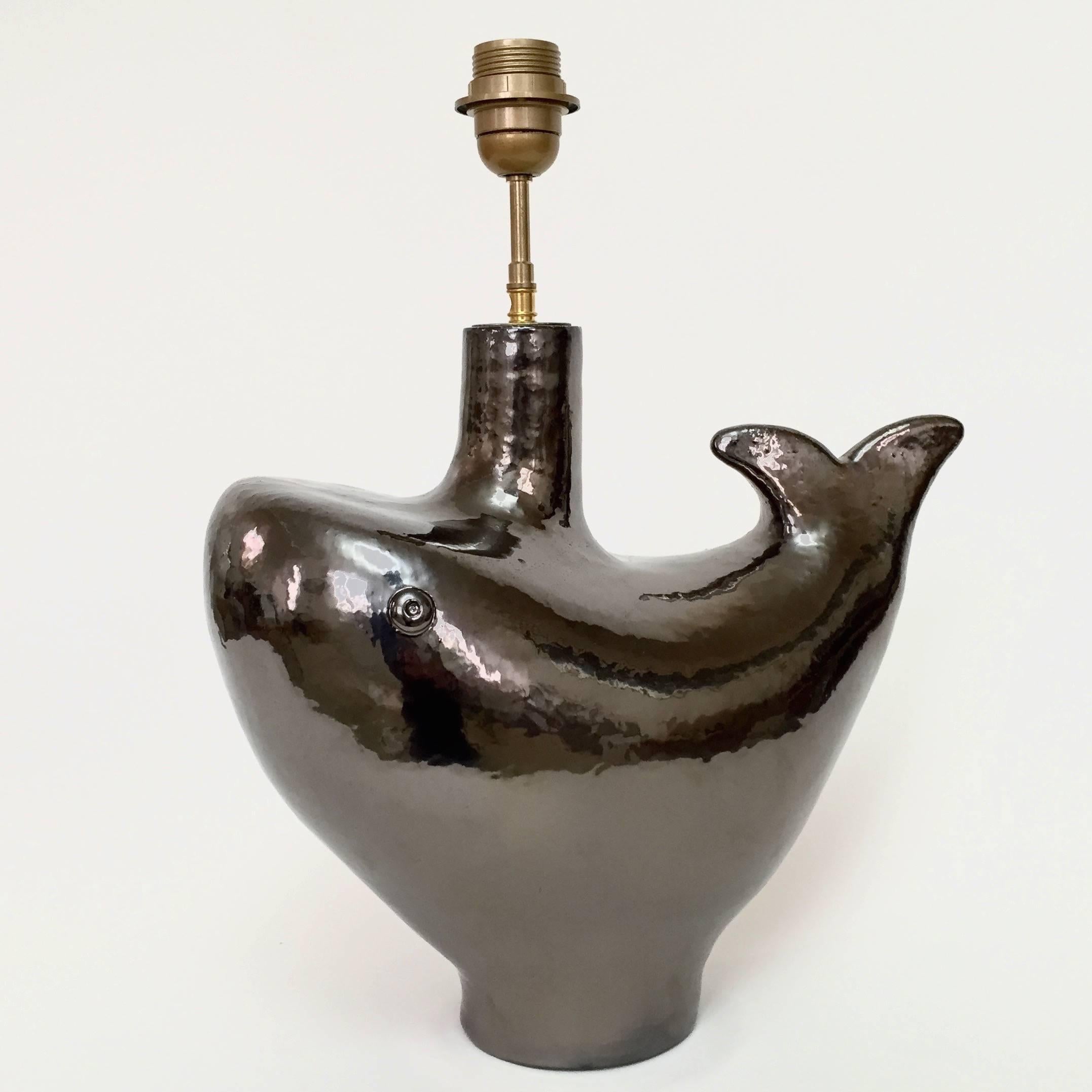 Handcrafted sculpture forming a biomorphic table lamp-base, stylized fish shaped.
Stoneware enameled with a glossy golden bronze glaze. 
One of a kind ceramic piece designed and signed by the French artists and ceramicists, Dalo. 

The height