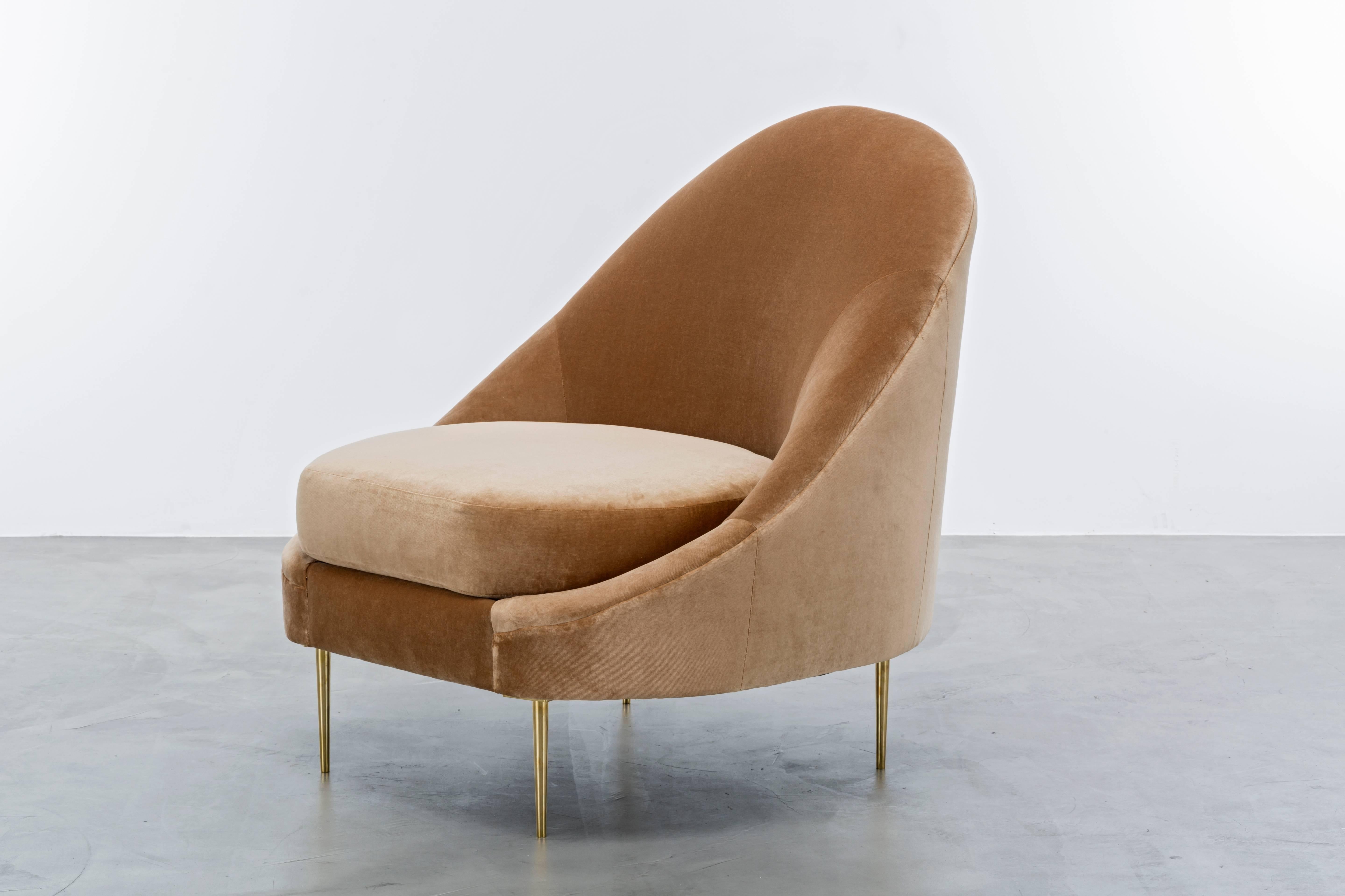 SANDRINE CHAIR - Modern Asymmetrical Velvet Lounge with Solid Brass Legs

The Sandrine Chair is a high-end luxury item that takes inspiration from Gaudi architecture and features a unique and sophisticated design. The chair's asymmetrical velvet