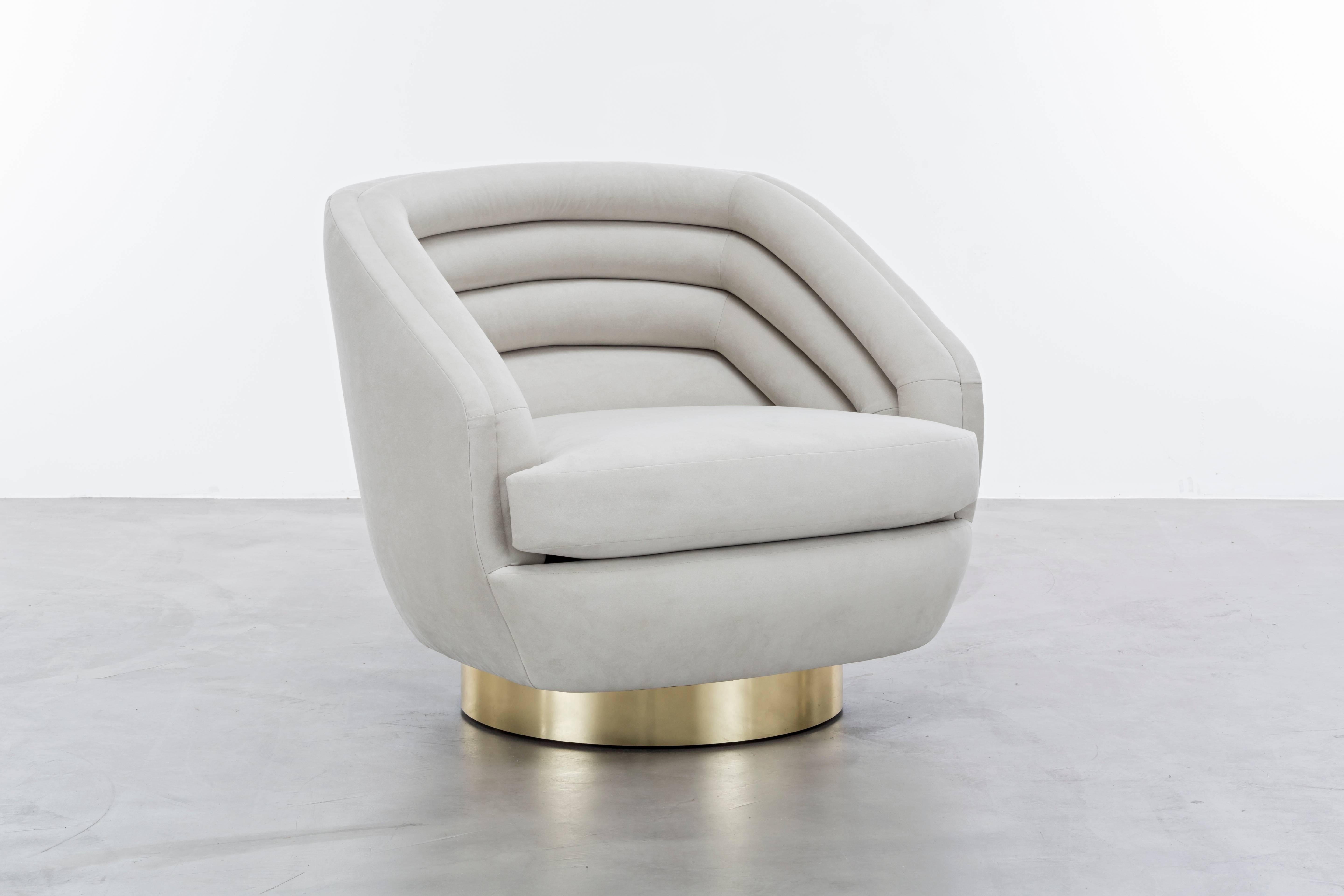 RAOUL DREHSTUHL  - Moderner Ultra-Wildleder-Drehstuhl mit Messingfuß

Der Raoul Chair ist ein luxuriöses und stilvolles Möbelstück, das von dem ikonischen Modedesigner Jean Paul Gaultier inspiriert ist. Der Stuhl hat horizontale Samtrillen, die ihm