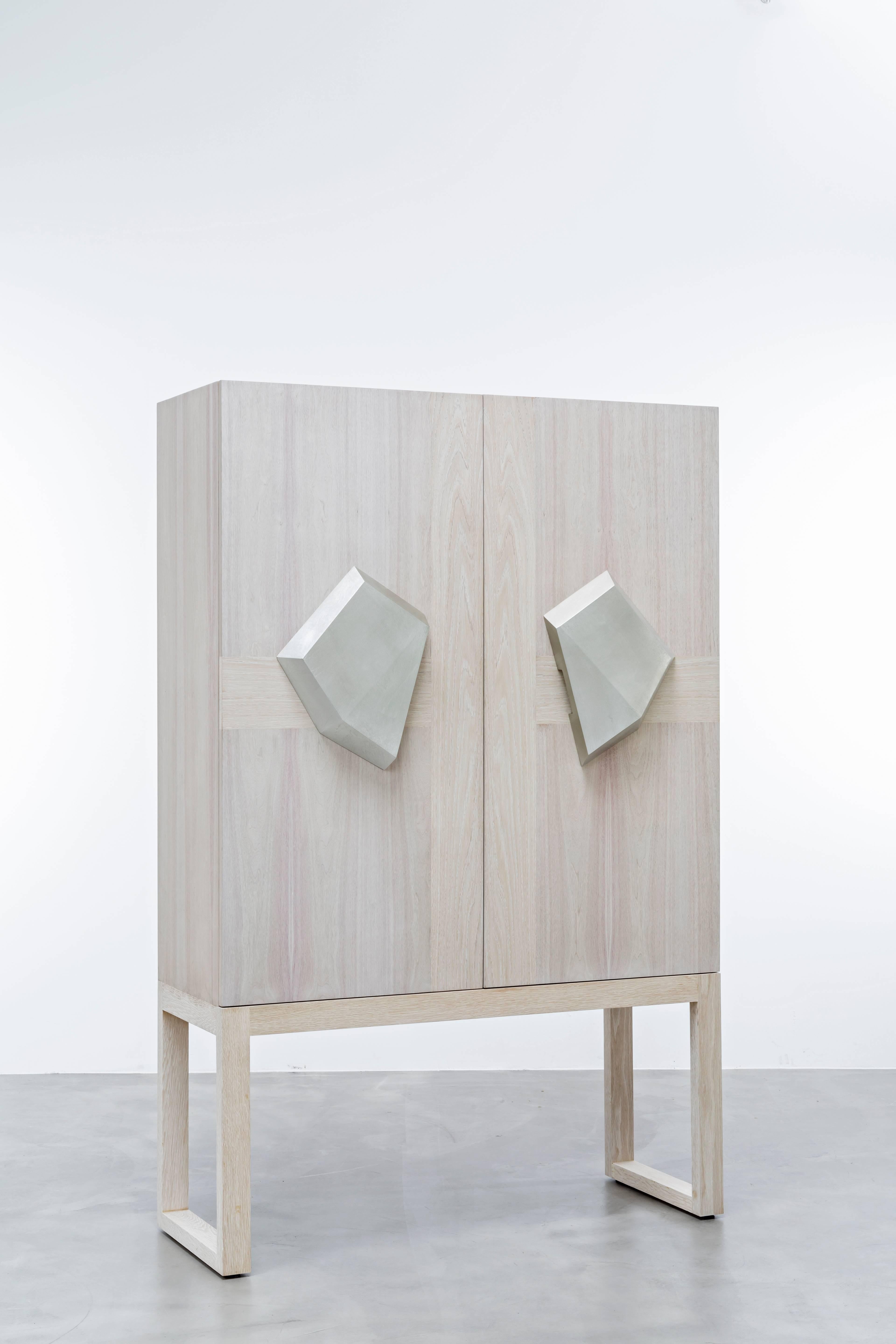 ARMARIO COUER - Armario moderno con puertas de roble blanqueado y nogal

El Armario Coeur es una unidad de almacenamiento personalizable fabricada en California. Presenta puertas de madera mixta de roble blanqueado y nogal con tiradores de hoja
