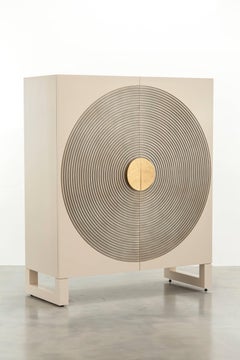 HALO ARMOIRE – Kleiderschrank aus Biskuitlack und warmem Blattsilber + gehämmertem Gold