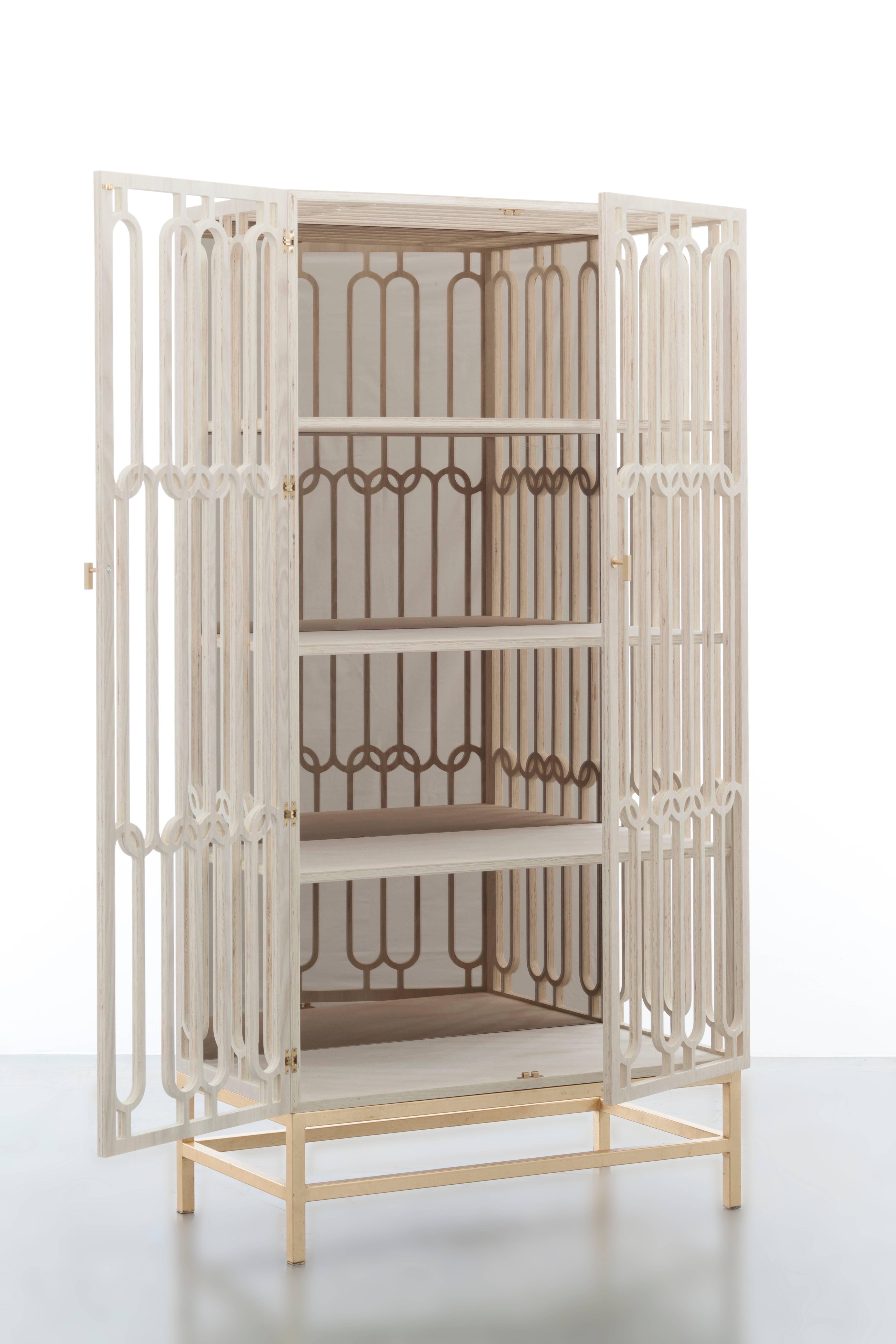 CHLOE CABINET - Modern Cabinet in Bleached Oak with Geometric Latitce Design

The Chloe cabinet is a stunning piece of furniture that boasts a unique modern lattice design in bleached white oak. It features a gold leaf base and a bronze mirror