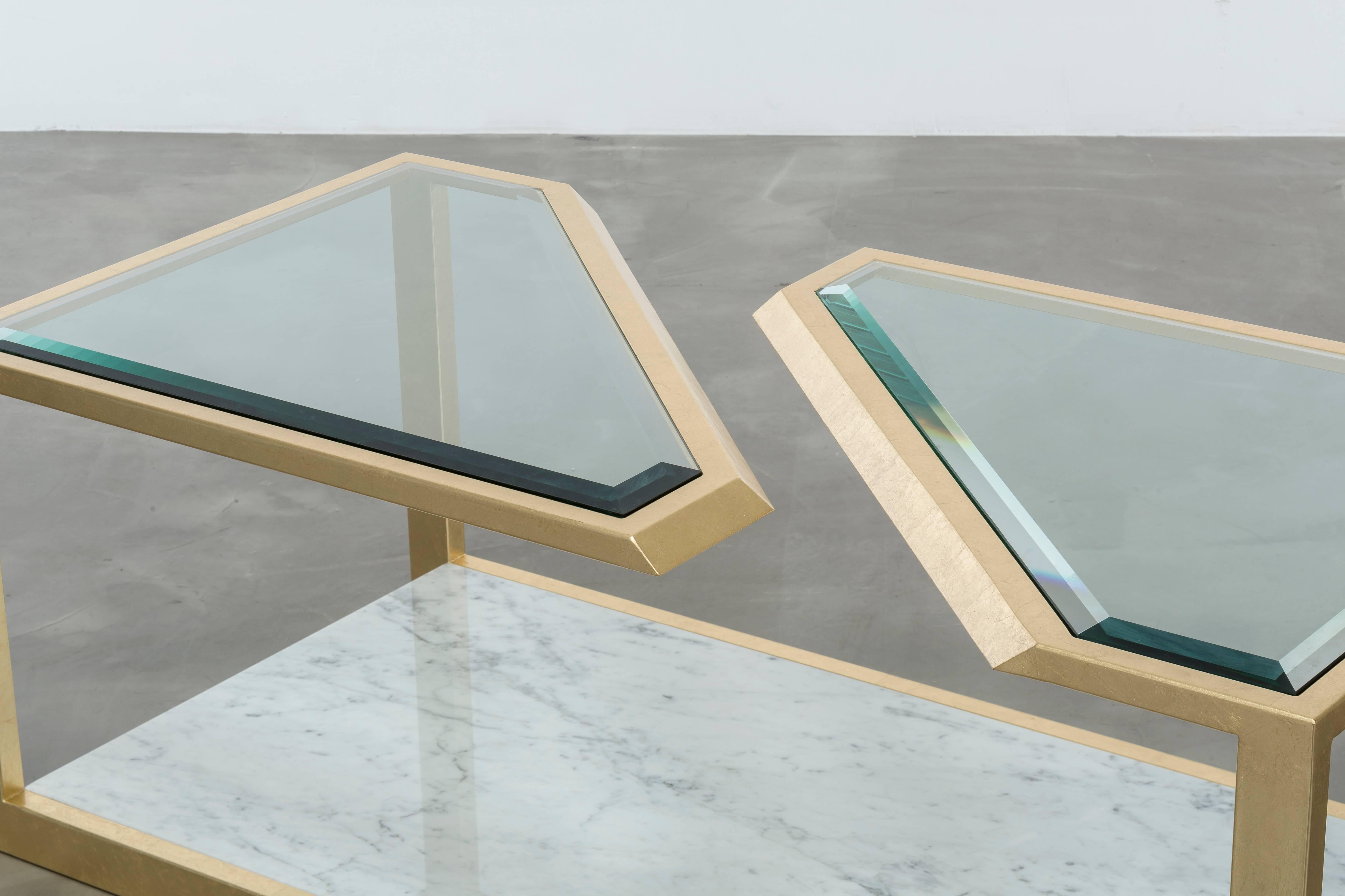 PIERRE COFFEE TABLE – moderner Carrara-Marmor mit Blattgold und abgeschrägtem Glas (Moderne) im Angebot