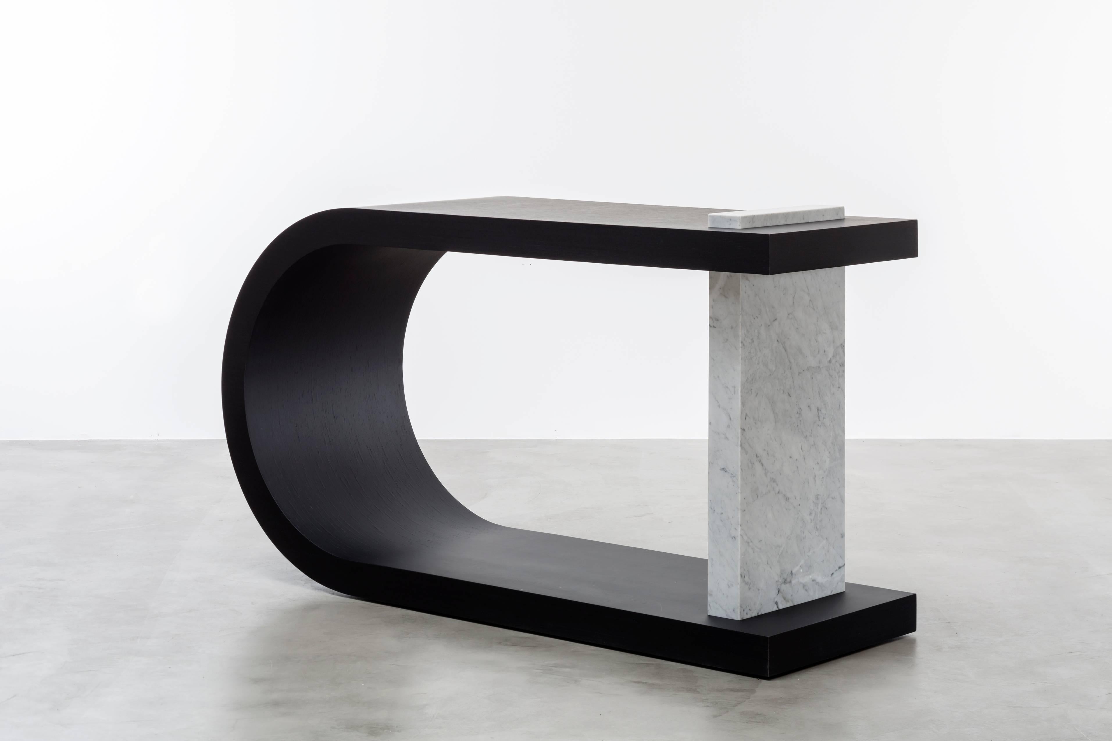 Moderne TABLE CONSOLE GISELE - Table moderne en noyer incurvé et détails en marbre en vente
