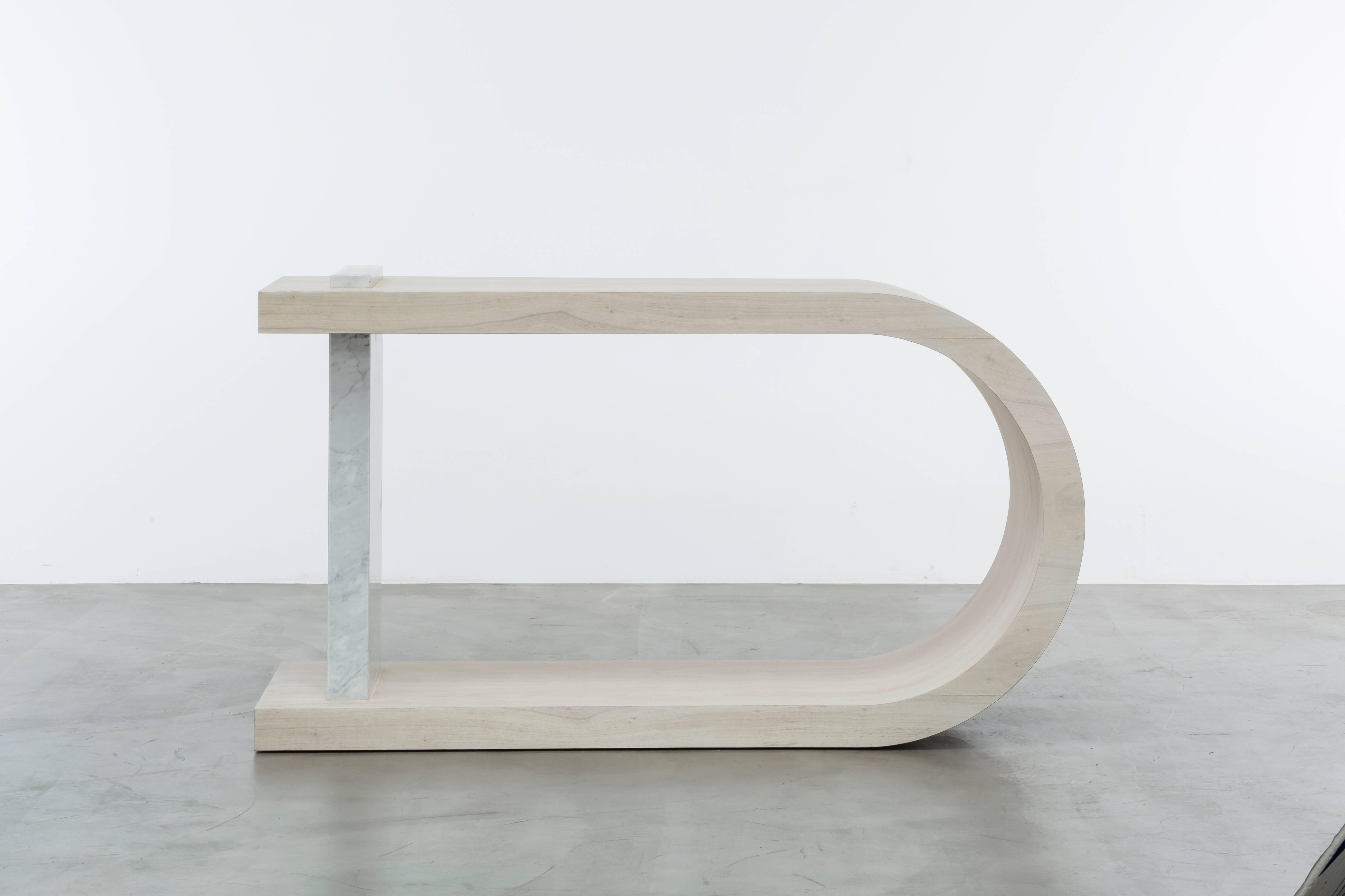 TABLE CONSOLE GISELE - Table moderne en noyer incurvé et détails en marbre en vente 1