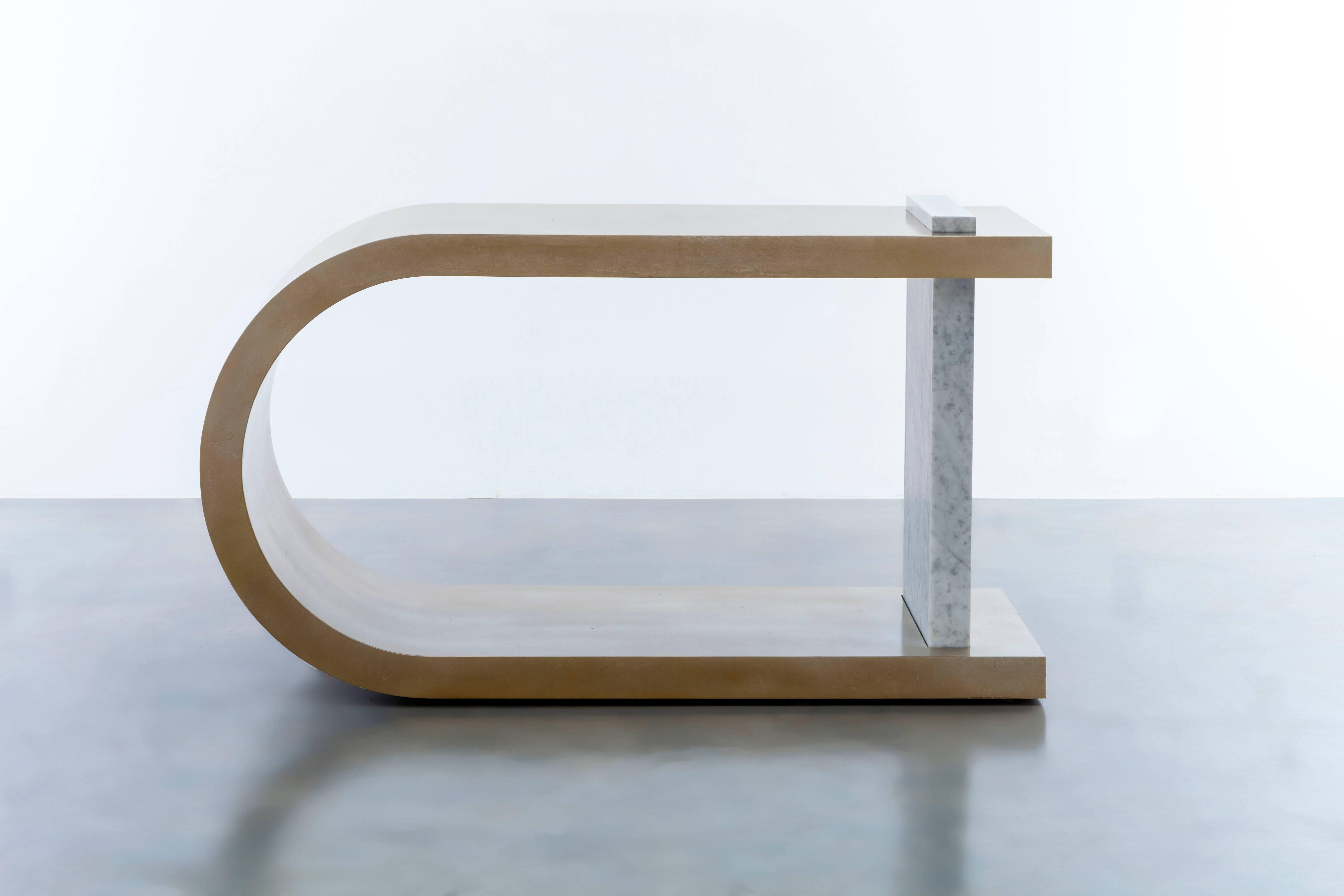 XXIe siècle et contemporain TABLE CONSOLE GISELE - Table moderne en noyer incurvé et détails en marbre en vente