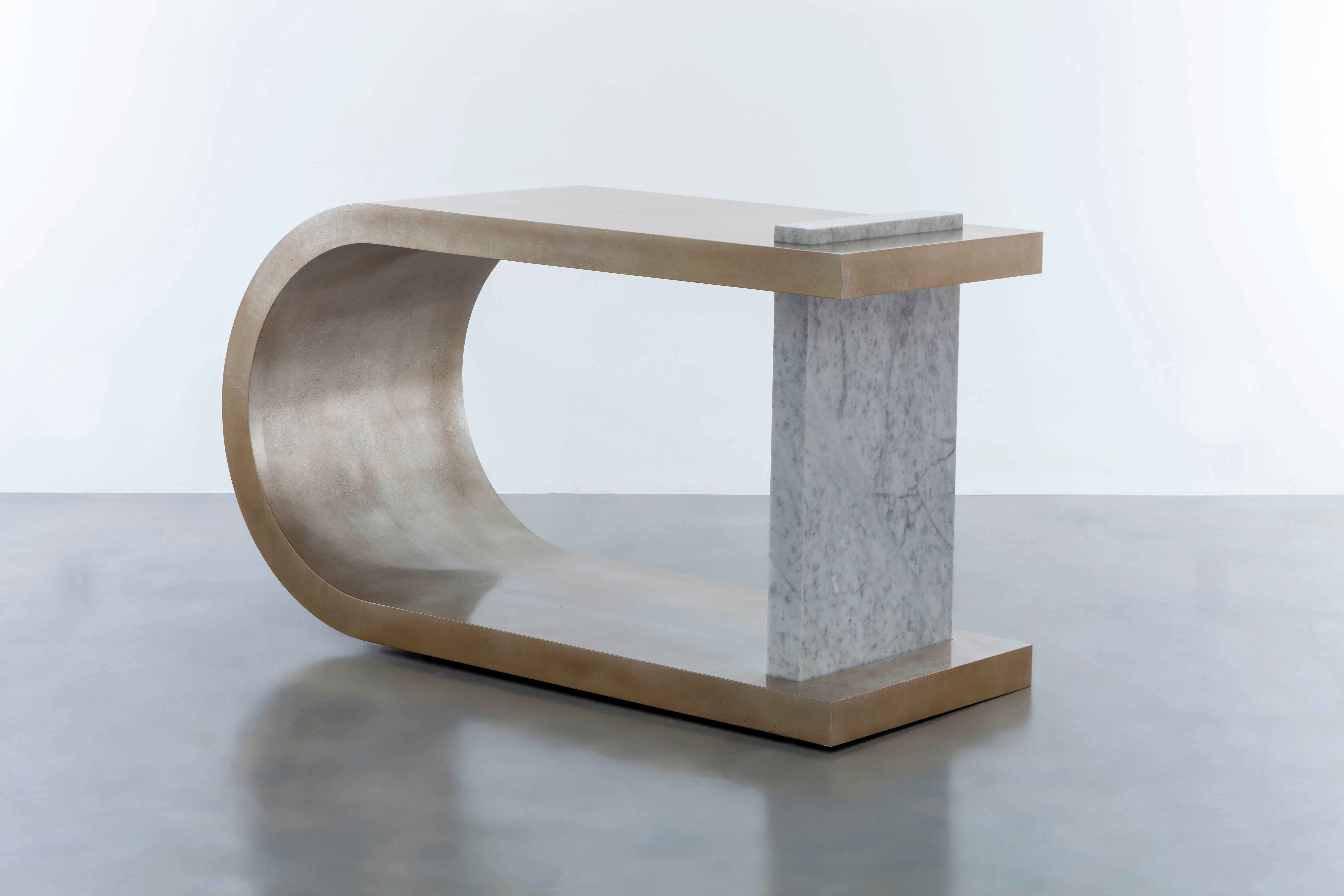 TABLE CONSOLE GISELE - Table moderne en noyer incurvé et détails en marbre Neuf - En vente à Laguna Niguel, CA