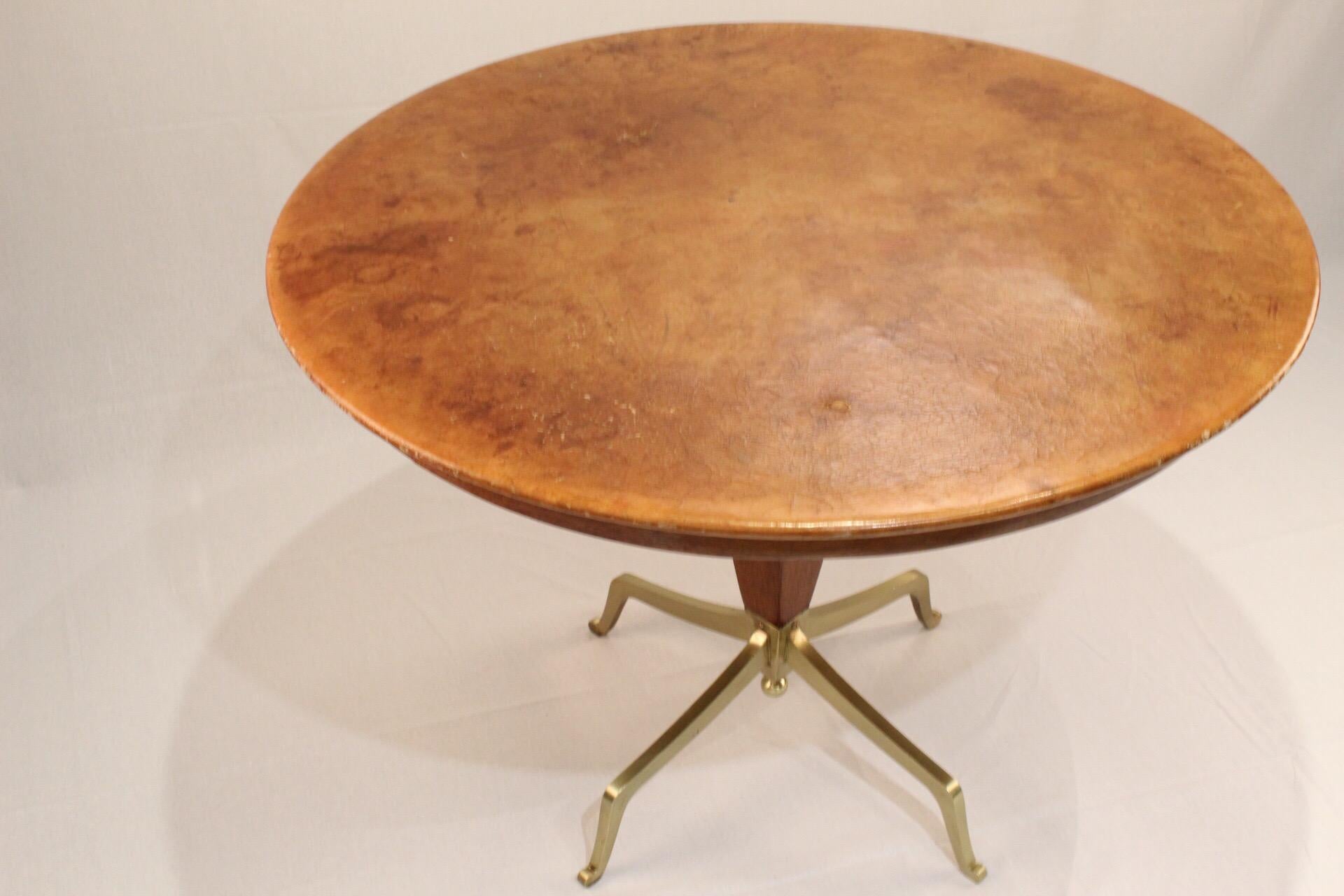 Round leather, mahogany and brass game table. Professionally restored, made in Mexico in the late 1950s, beautiful brass legs.