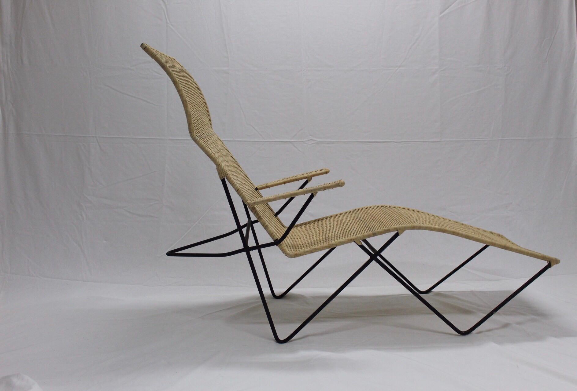 This handmade rattan lounge chair will look just as spectacular on your patio, deck or by the pool as it will in your own living room. It has two positions, the second is the so-called zero gravity, which in addition to being very comfortable,