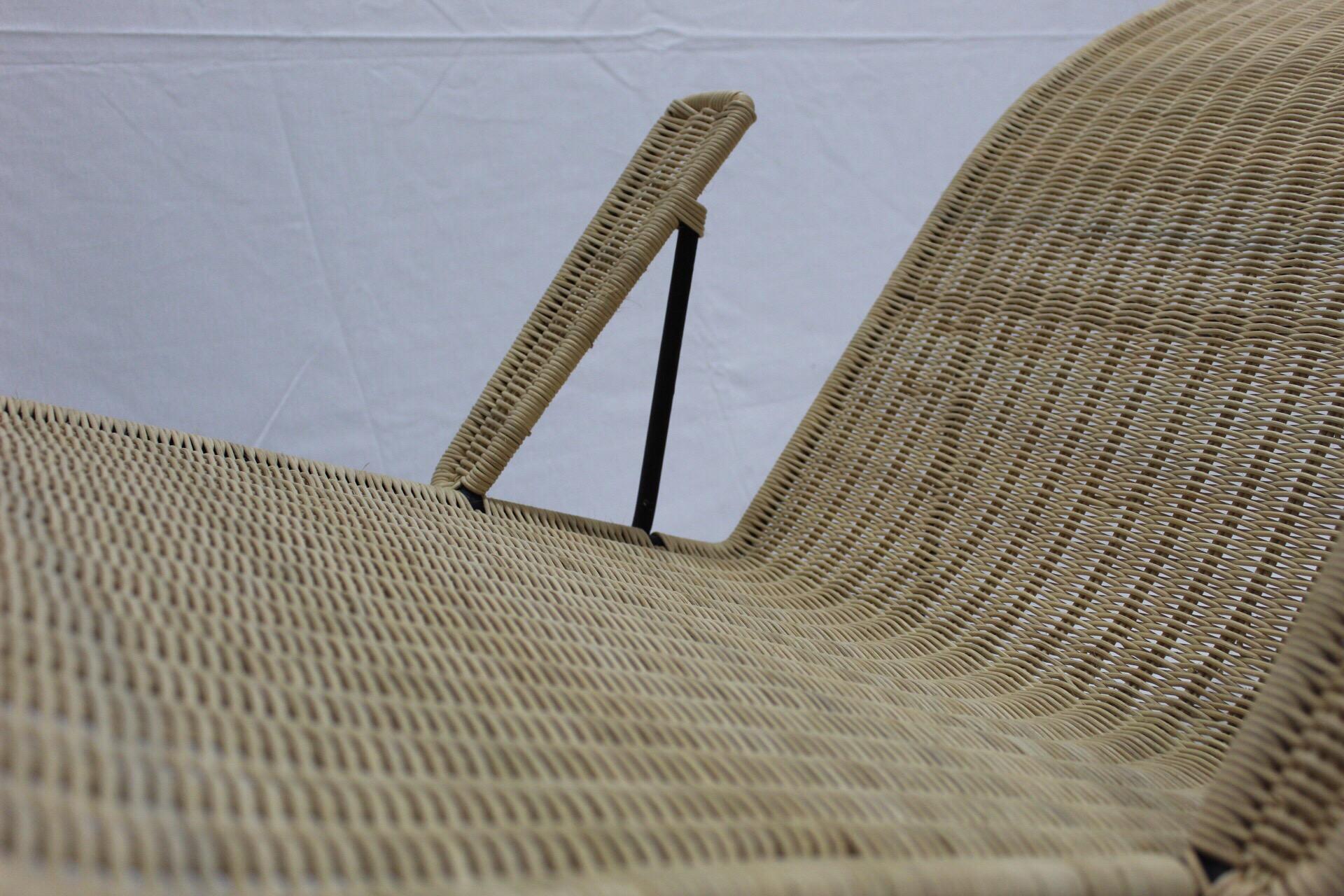 Mid-20th Century Mexican Iron and Rattan Chaise Longue