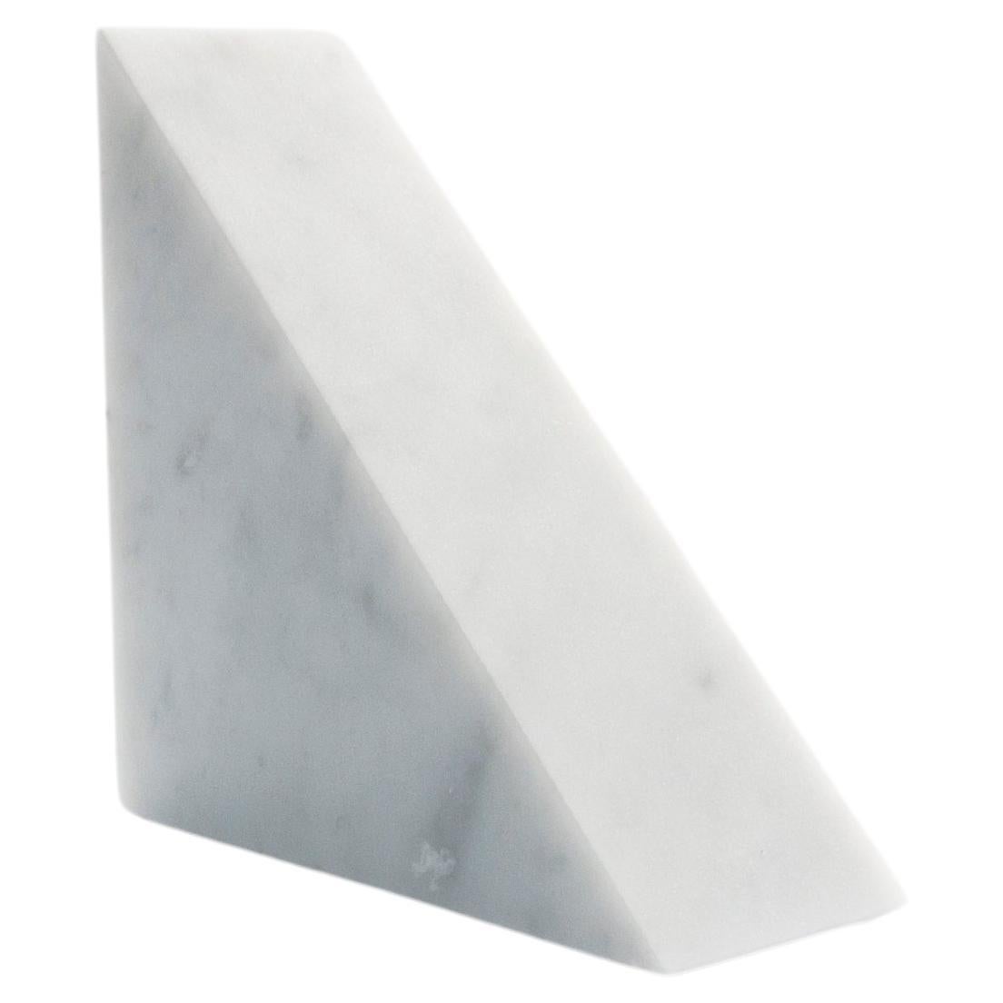 Handgefertigte große Buchstütze mit dreieckiger Form aus satiniertem weißem Carrara-Marmor