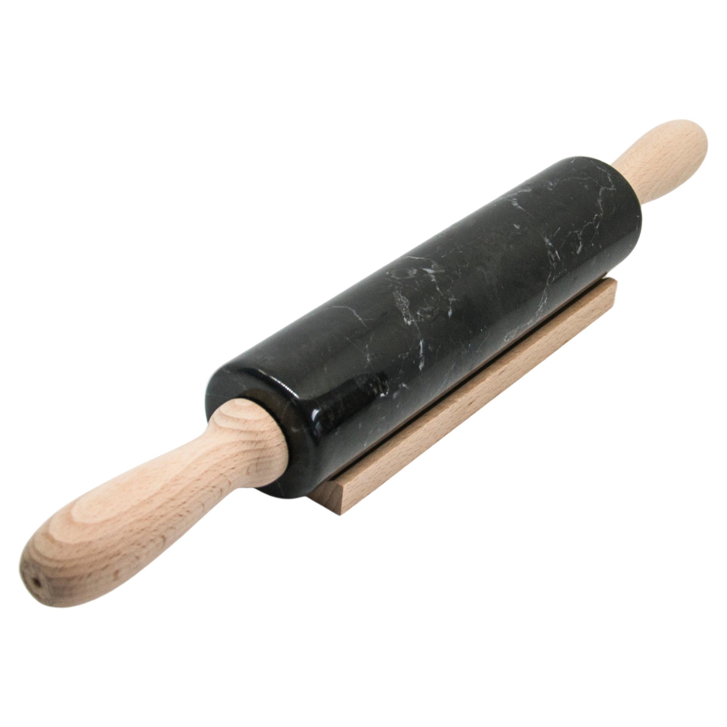 Handgefertigte Rolling Pin aus schwarzem Marquina-Marmor mit Holzgriffen