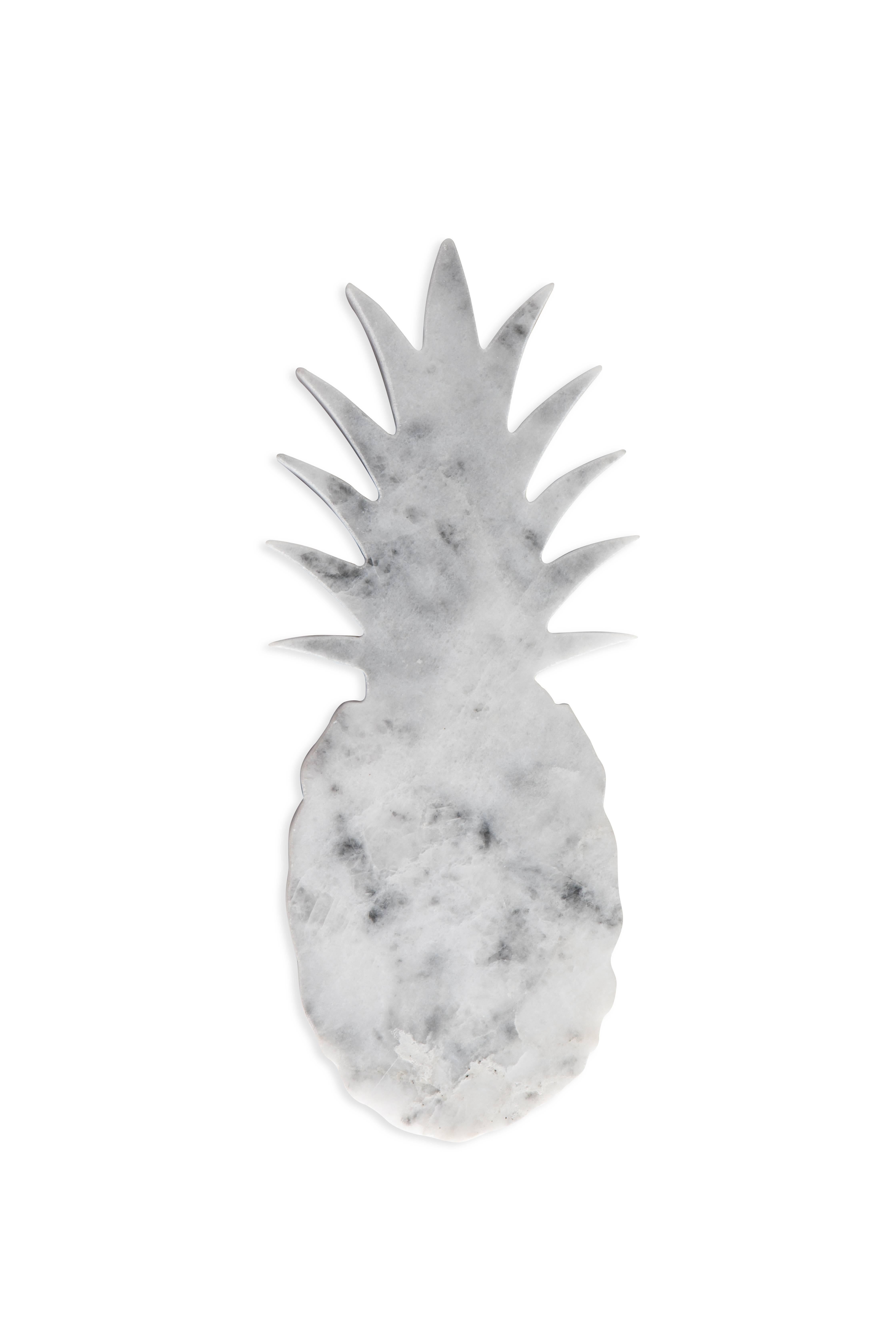 Kleiner Briefbeschwerer aus weißem Carrara-Marmor in Form einer Ananas. Jedes Stück ist in gewisser Weise einzigartig (da jeder Marmorblock unterschiedliche Maserungen und Schattierungen aufweist) und wird in Italien handgefertigt. Geringfügige