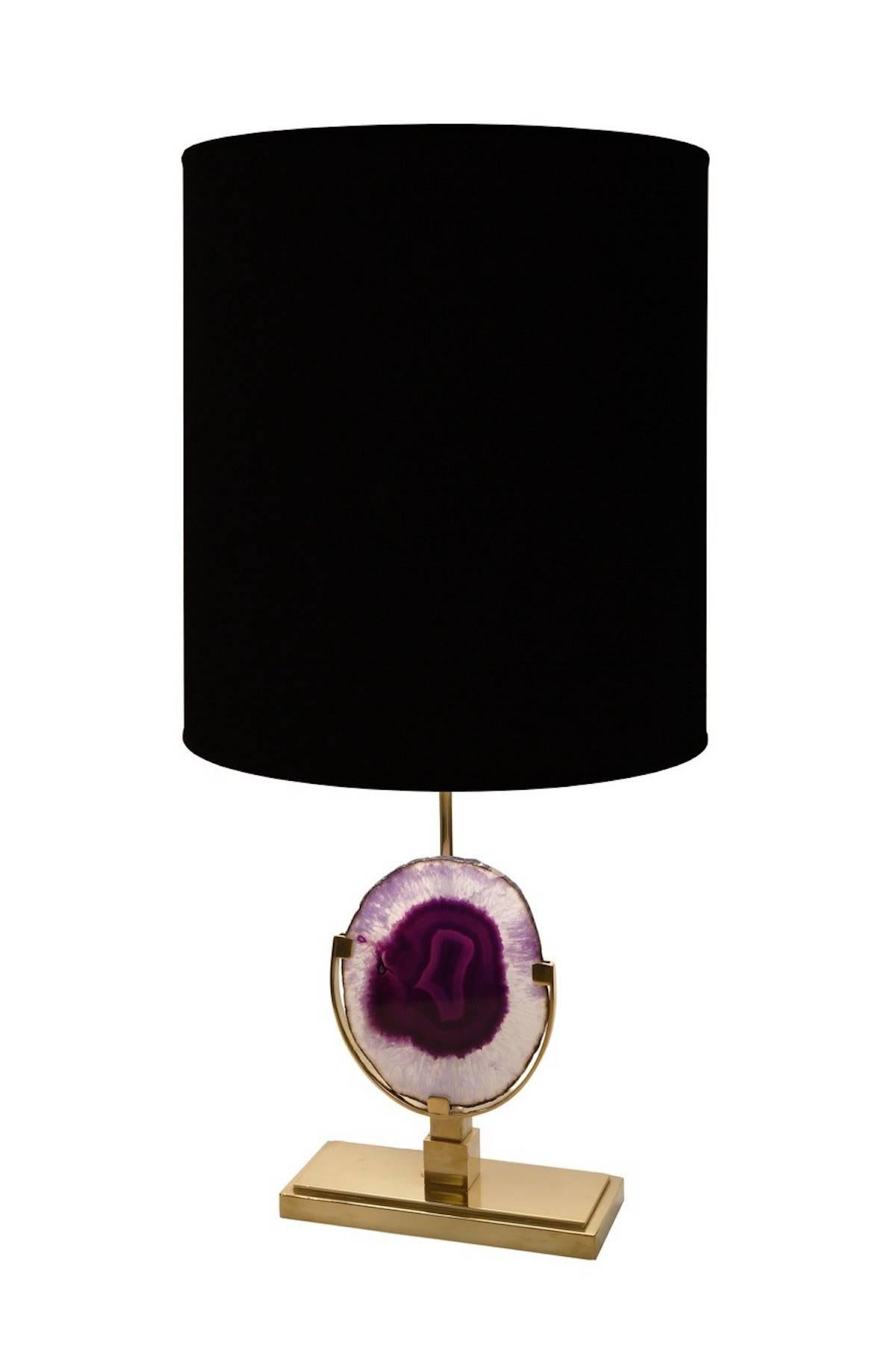 Pair of Agate table lamps in natural brass, lampshade in natural linen.
At the centre of the lamp is placed a slice of agate stone, available in different colors.
Each slice of this particular quartz is unique in its genre since it's a natural