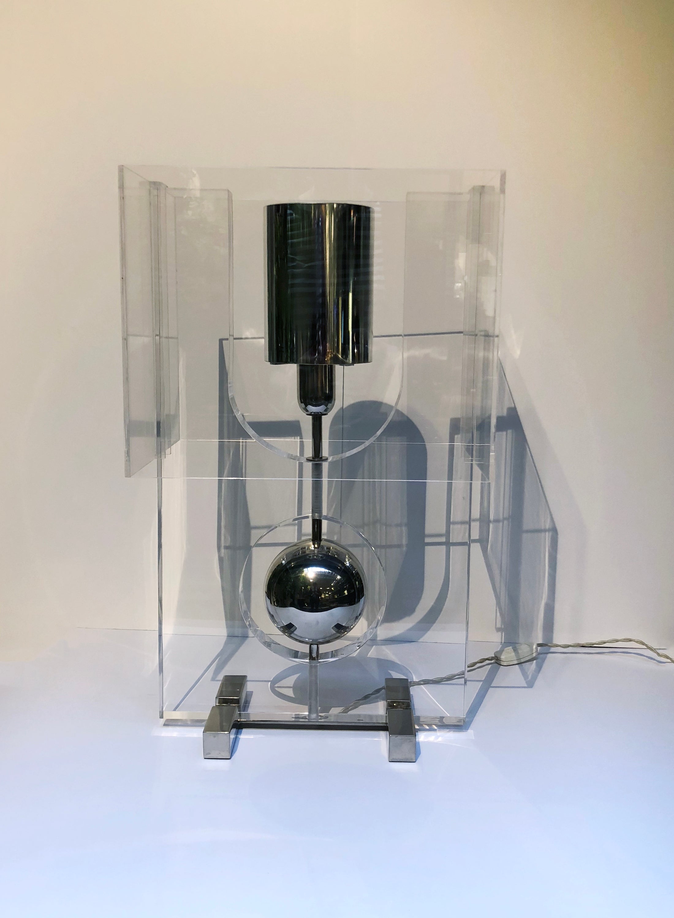 Lucite Table Lamp In Extra Clear Plexiglass And Nickeled Brass Lucite Table Lamp In Extra Clear Plexiglass And Nickeled Brass