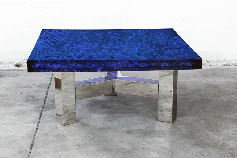 Deep blue Murano glass and Lucite coffee table with nickel-plated brass base.
The colorful top in blue Lucite is plenty of suspended glass fragments.
The geometrical metal base is in brass with nickel finish.
Designed by Umberto Cinelli and