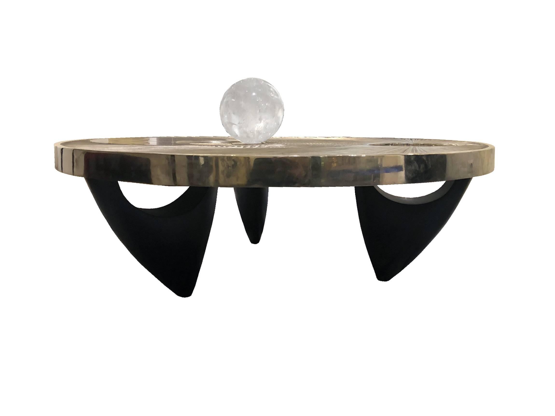 Artistic coffee table in casted white bronze.
The heavy circular top represents the solar eclipse of year 2014, where the sun met the moon, that ideally kiss each other.
With this platonic idea the Italian artist Umberto Cinelli designs and creates