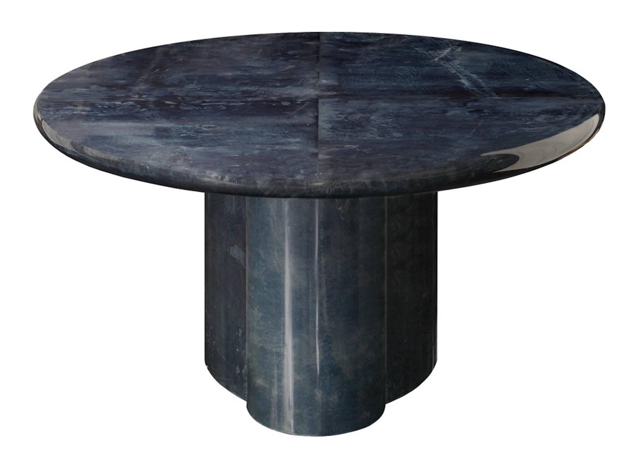 Oval dining table in parchment goatskin color Peacock Blue attributed to Aldo Tura, circa 1970.
Oval top with rounded corners and flower shaped base, entirely covered in parchment goatskin color peacock blue. Wooden structure.
It can allow up to