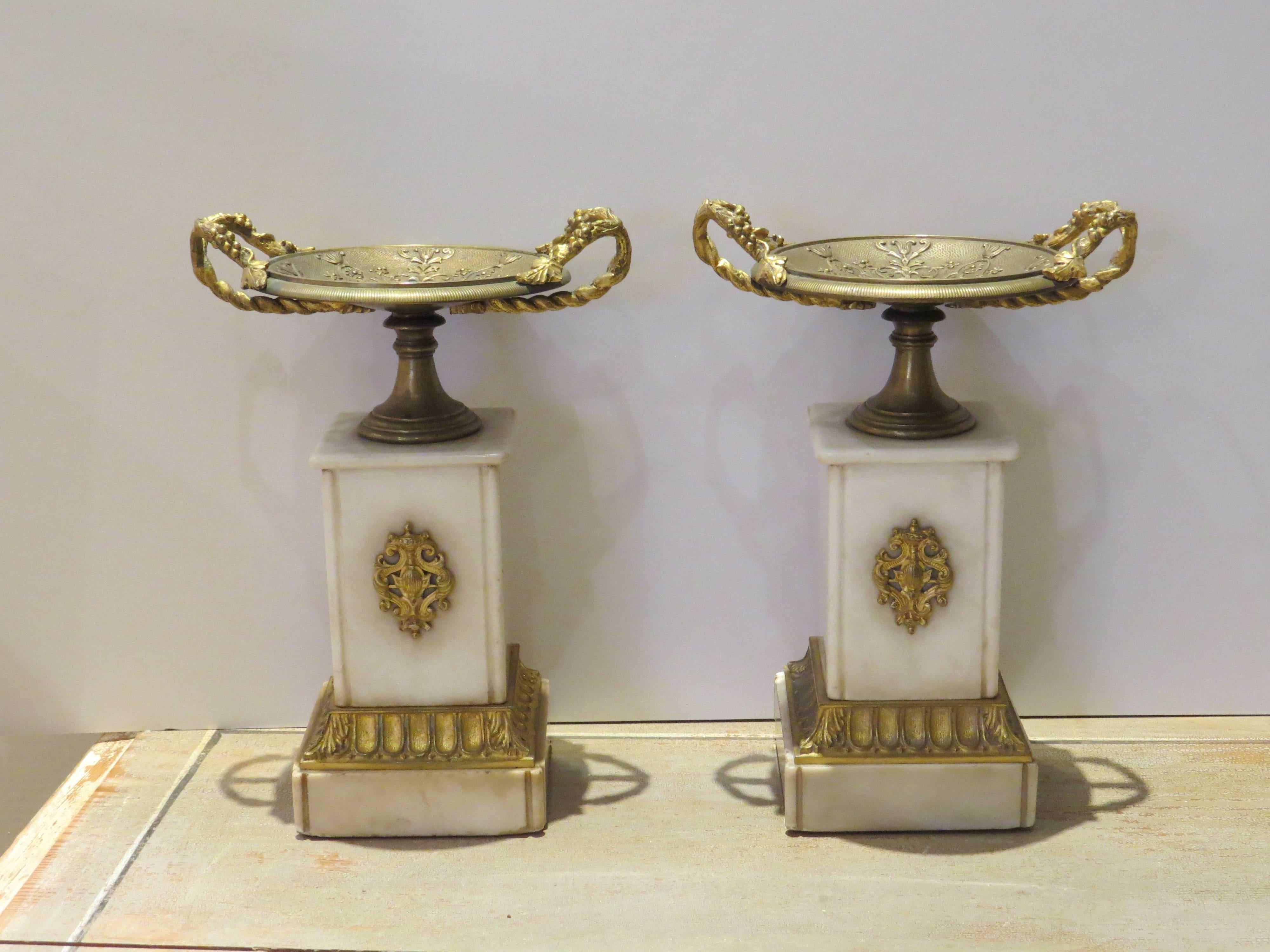 This pair of decorative cups is embellished with bronze fittings, applied to white marble. They are in good condition. They are from France.



 