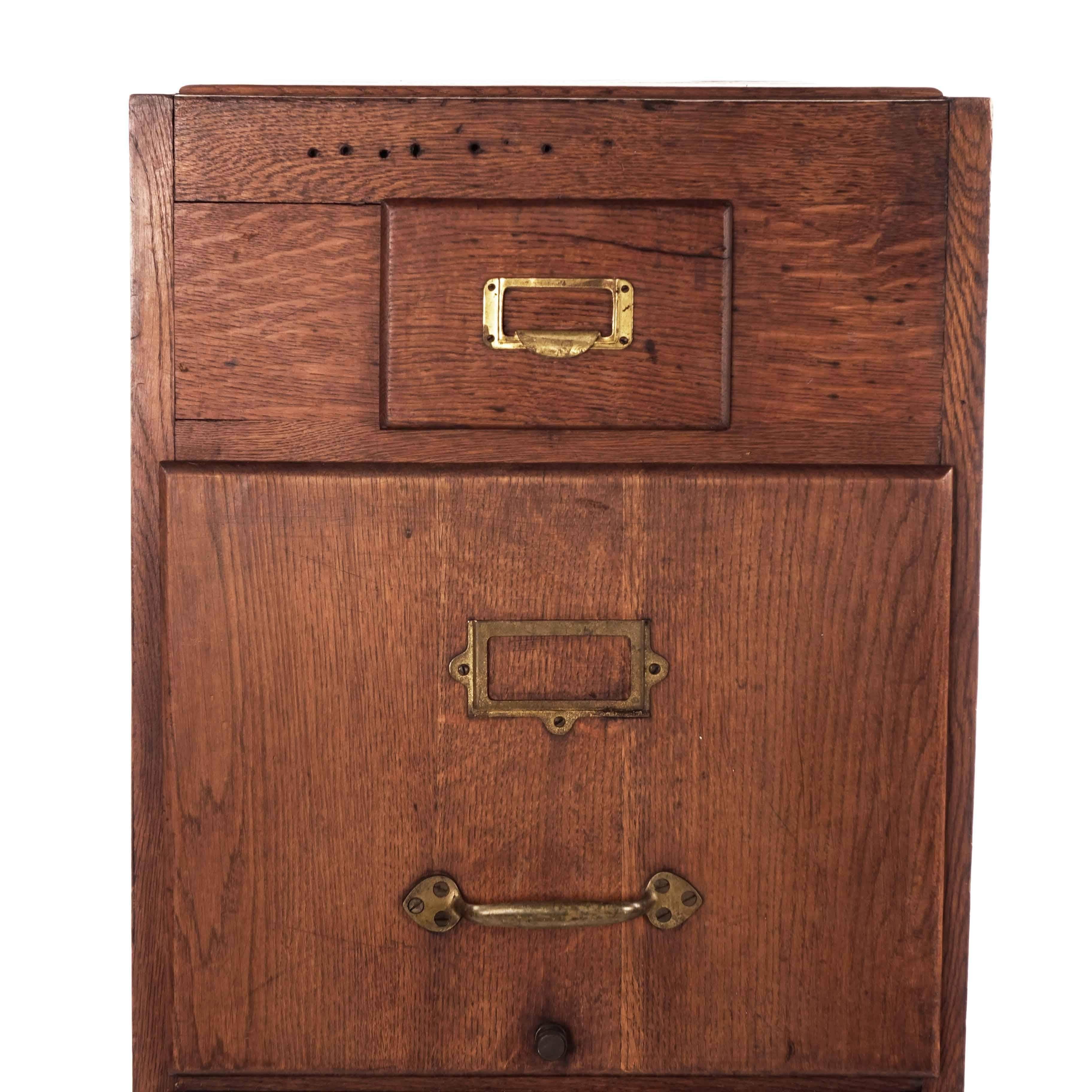 Stunning cabinet from Sweden in oak with four drawers - pull handle of gilded brass.
 