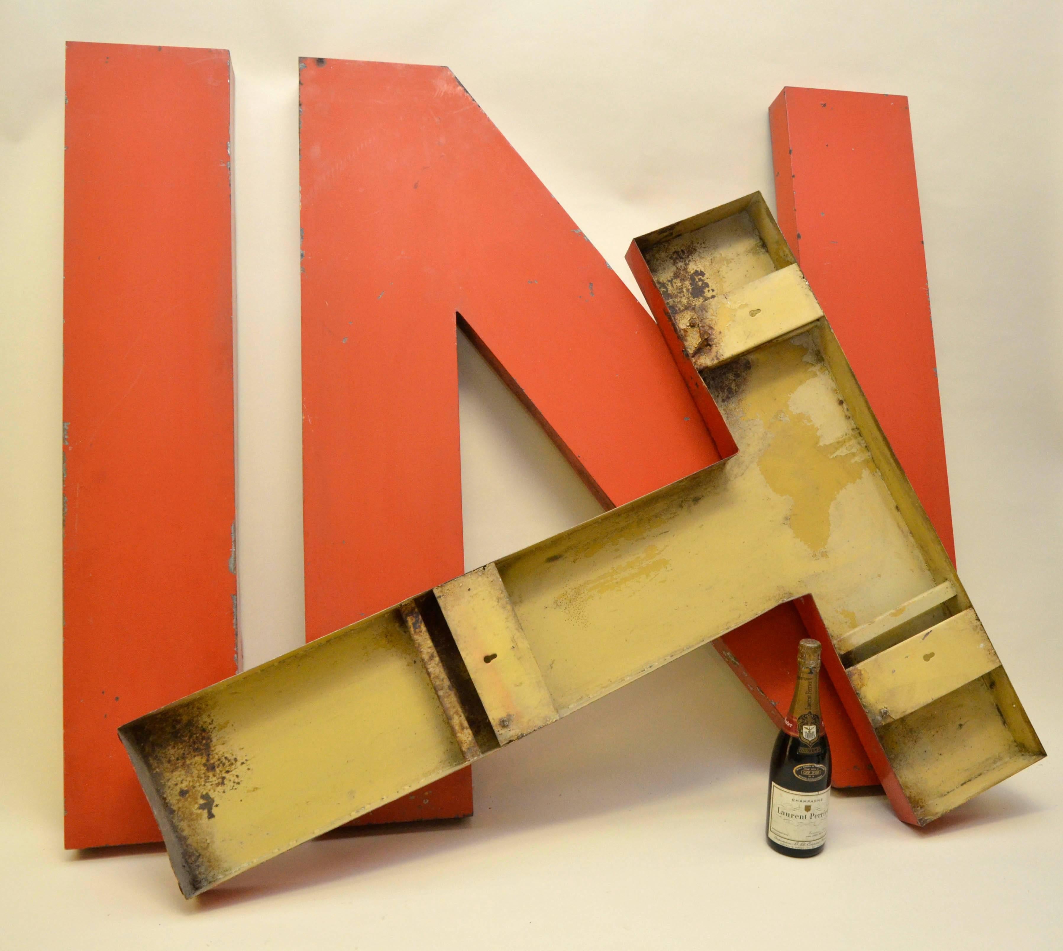 1950s Orange Metal Vintage French Letter Citroën Sign In Good Condition For Sale In Milan, IT