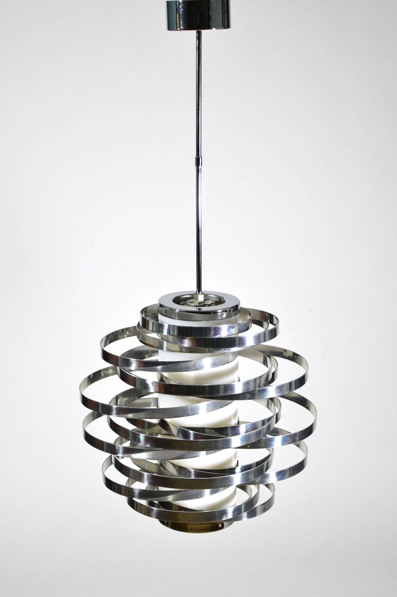 An iconic piece of Italian design from 1970s, the Cyclone chandelier, manufactured by Sciolari, Rome, circa 1970.
It's composed by aluminium rings fixed around a perspex tube with a spiral geometry.
It has a e27 screw bulb socket. The stem is