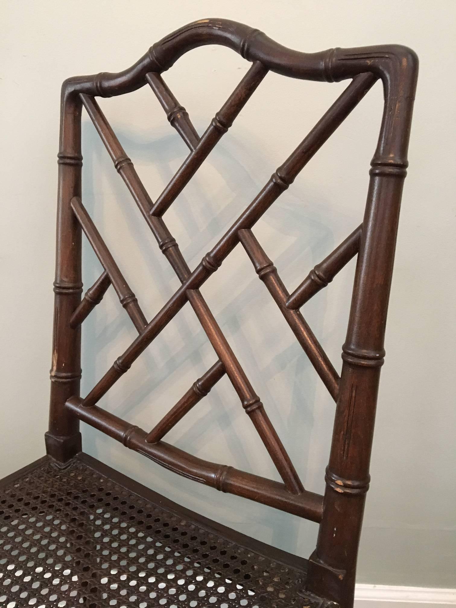 Bois Ensemble de quatre chaises à manger chinoises Chippendale en faux bambou