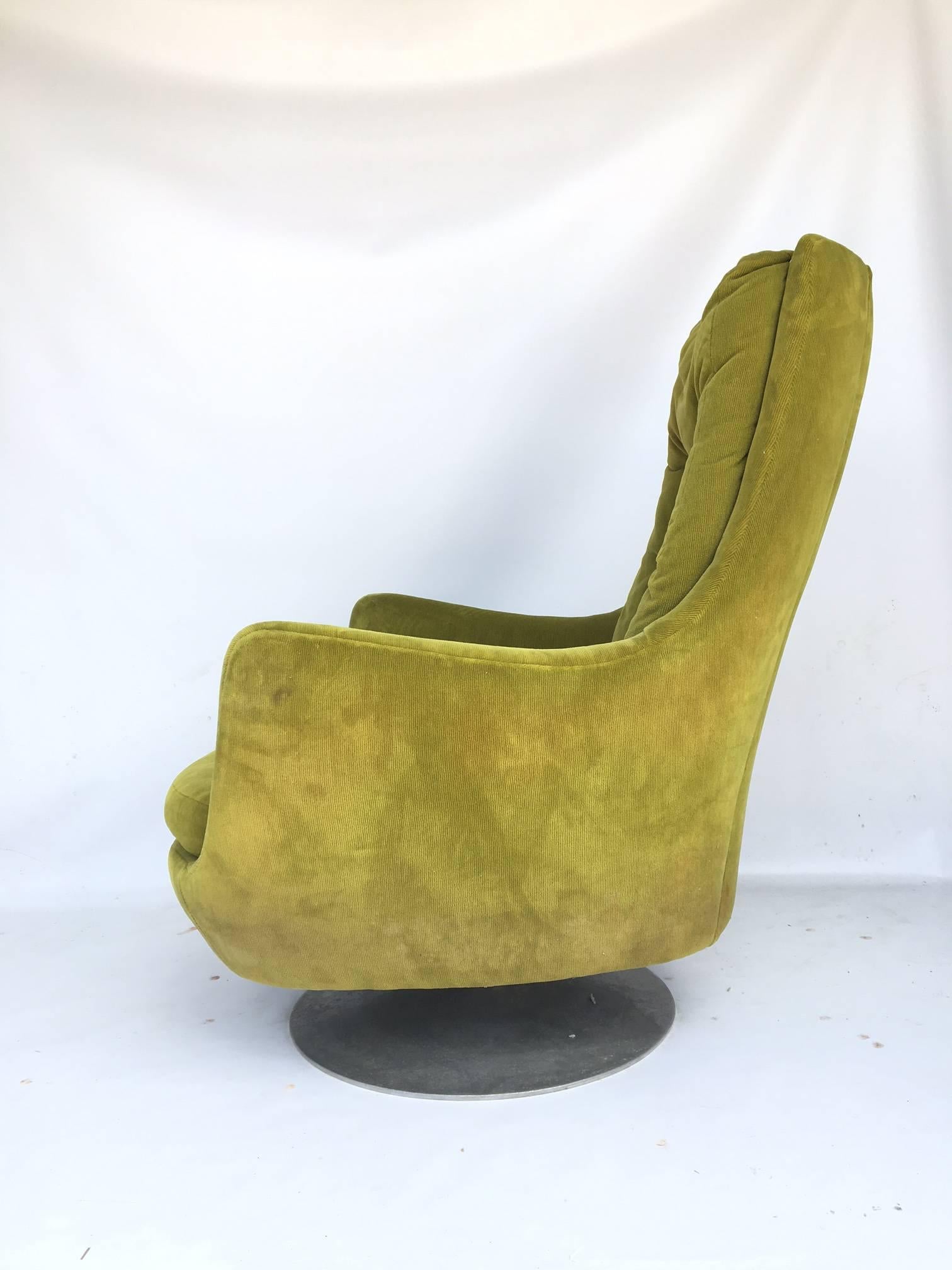 Stunning midcentury upholstered lounge chair by Milo Baughman. Sits on a swivel base that rotates 360 degrees on chrome base. Plush green fabric is in beautiful condition for it's age. Good vintage condition with minor wear consistent with age. 