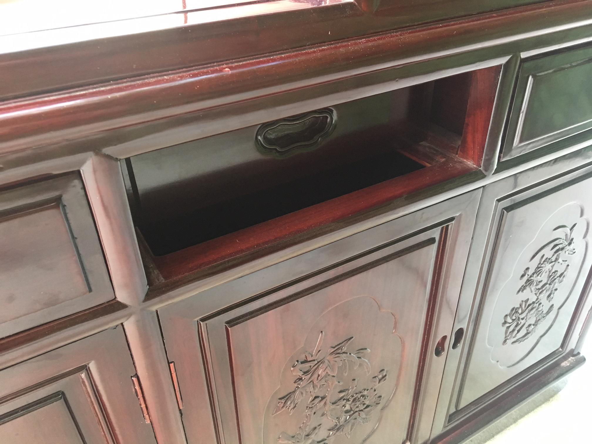 Asian Chinoiserie Two-Sided Redwood China Cabinet im Zustand „Gut“ in Jacksonville, FL