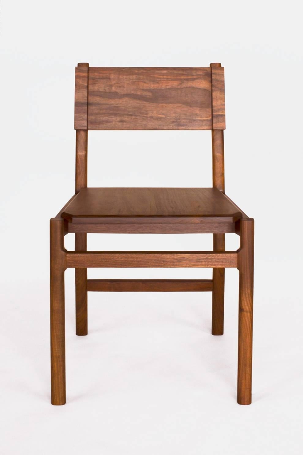 Américain Chaise de salle à manger en bois de noyer noir Hewitt de New York Heartwoods en vente