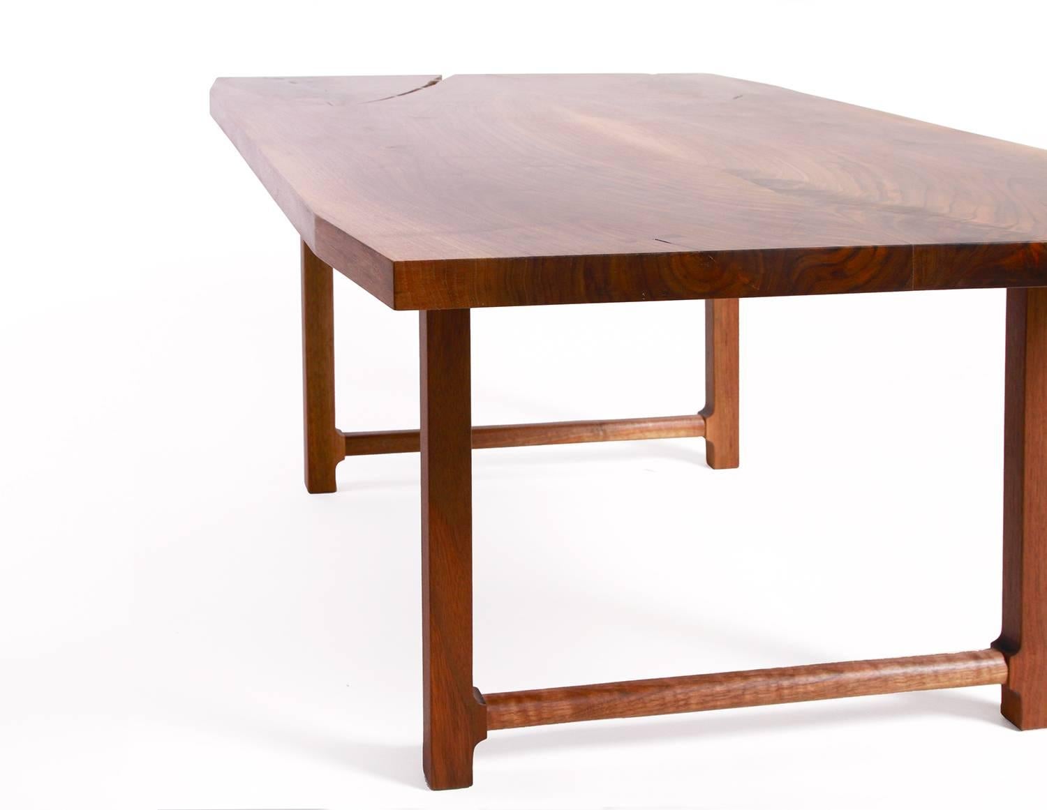 La table basse contemporaine Highland en noyer noir de New York Heartwoods présente un plateau soigneusement assorti aux livres, avec des coins à facettes, des incrustations en forme de clé papillon, et une base inspirée du design du milieu du