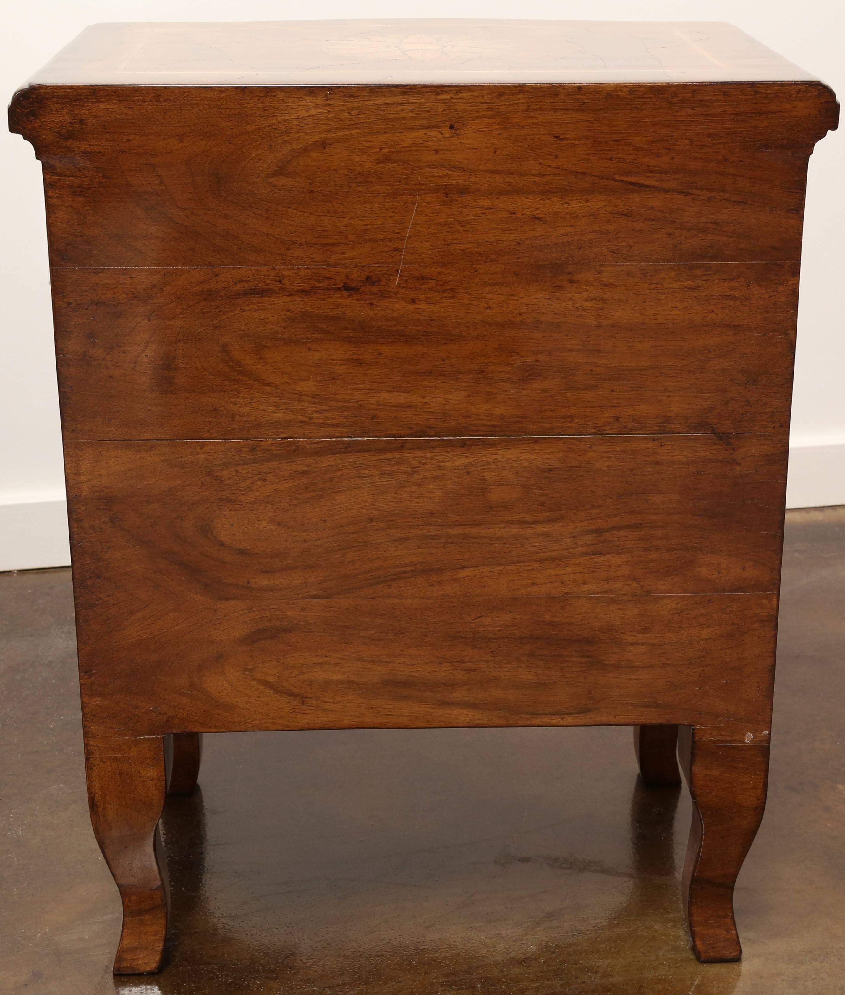 Pair of Shaped Walnut Nightstands in Oysterwood and Maple Inlay For Sale 2