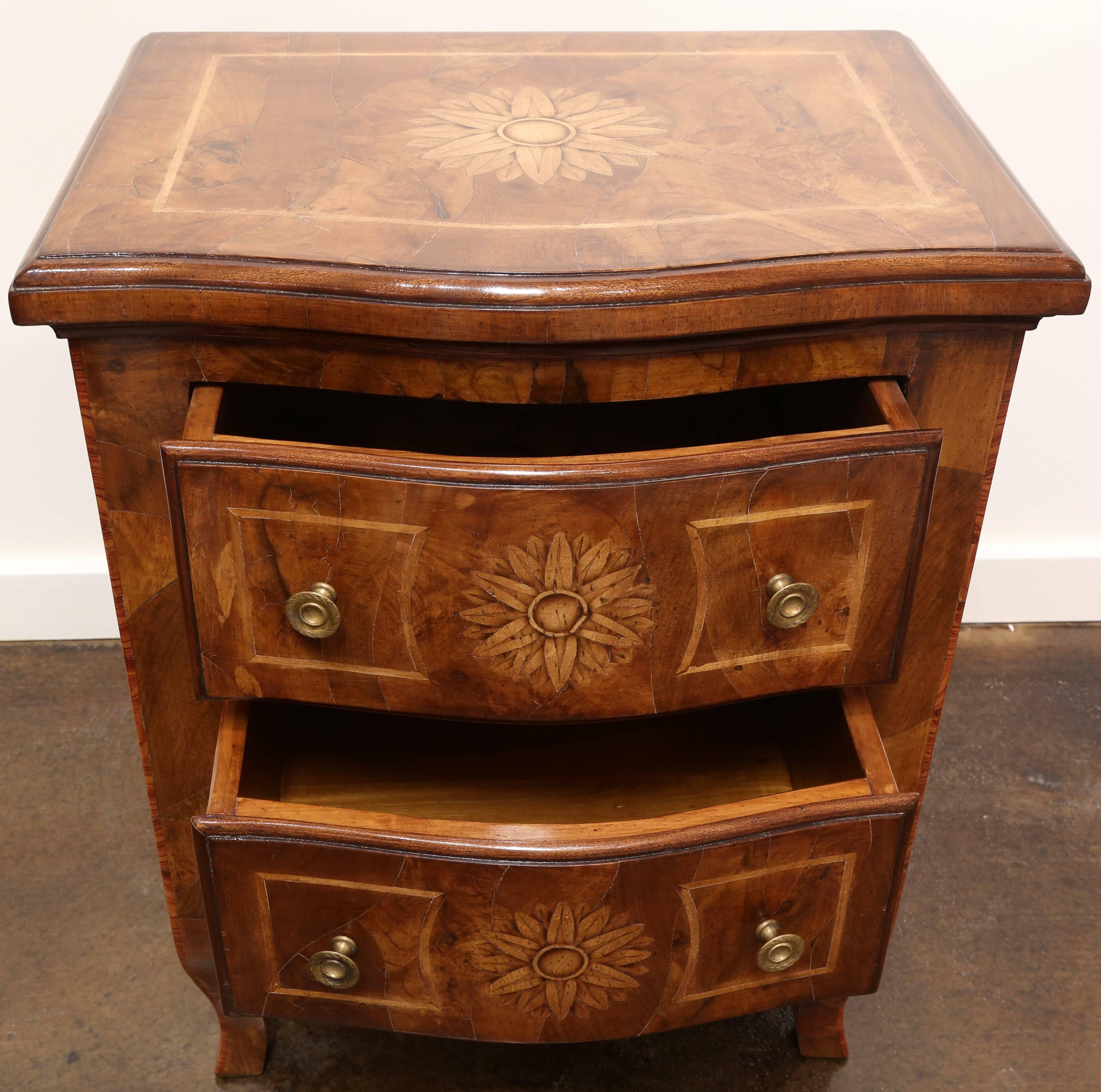 Italian Pair of Shaped Walnut Nightstands in Oysterwood and Maple Inlay For Sale