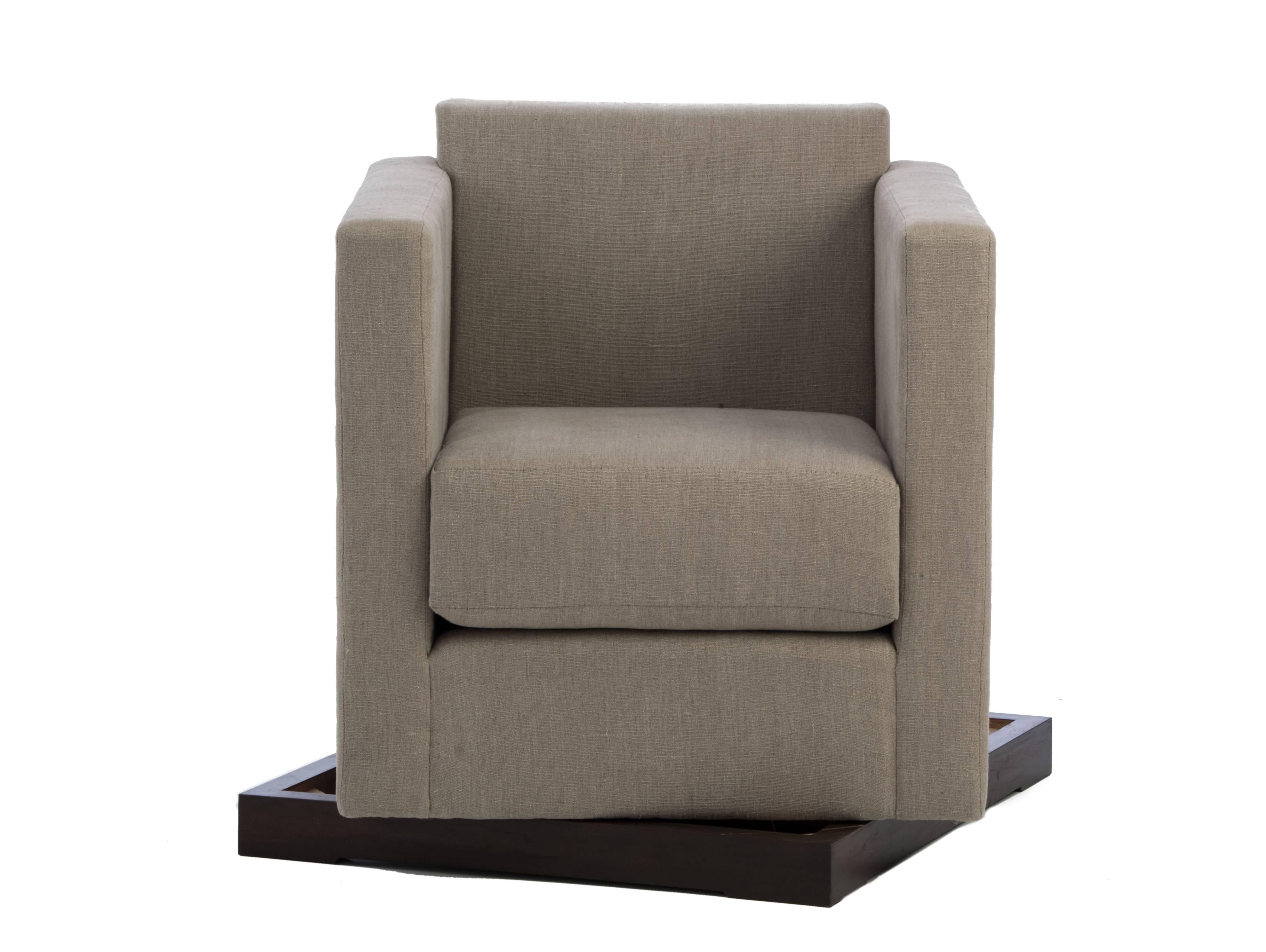 Der Ralph Swivel Club Chair ist Teil der Sea to Sierra-Kollektion, die eine persönliche Anpassung von Designelementen bietet, die eine Hommage an die Küstenlandschaft von Nordkalifornien darstellen. Ausgehend von Ashleys traumhafter Vision des