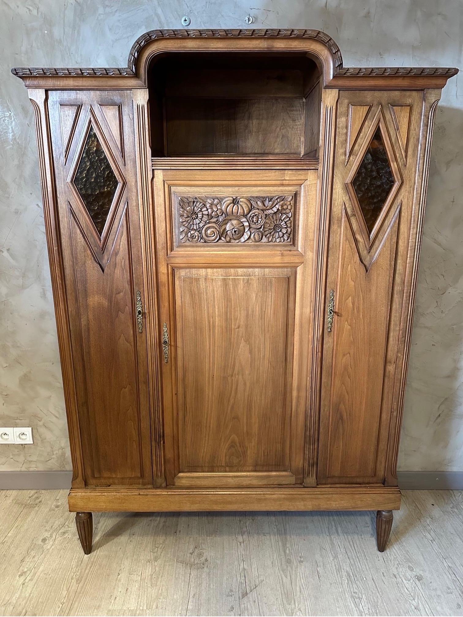 Very nice  art deco walnut cabinet. Several modular shelves.
Small octagonal windows in slightly amber glass.
Typical 1930s style. Very good condition and superb quality.