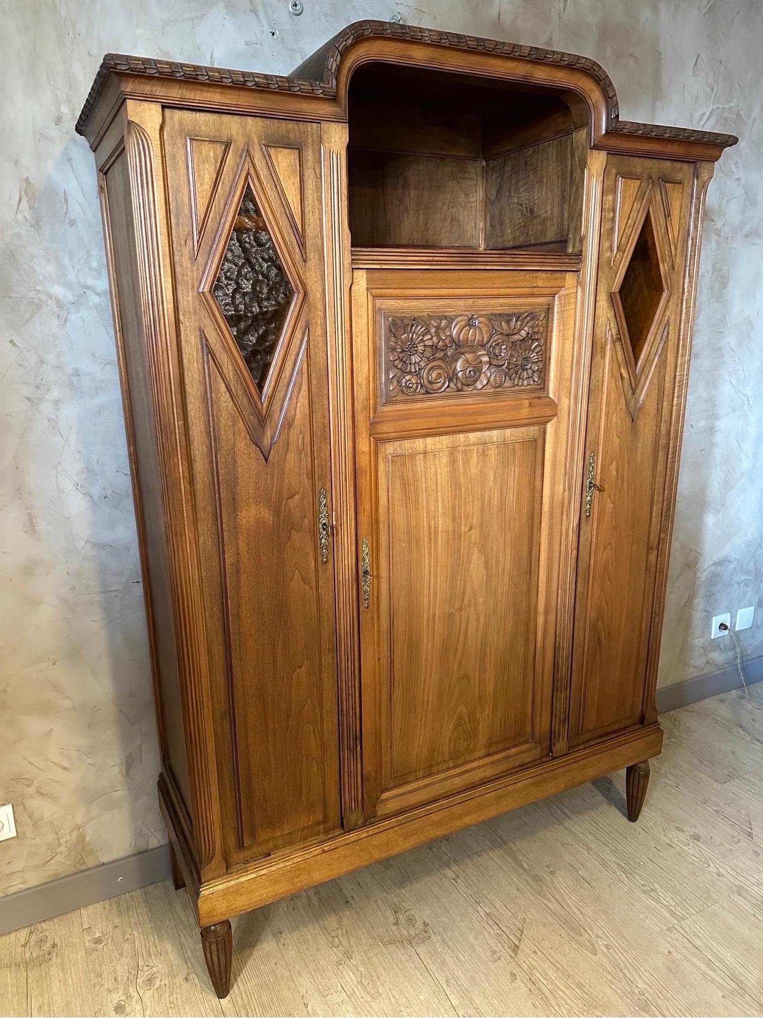 20th century French Art deco Walnut Armoire, 1930s In Good Condition For Sale In LEGNY, FR