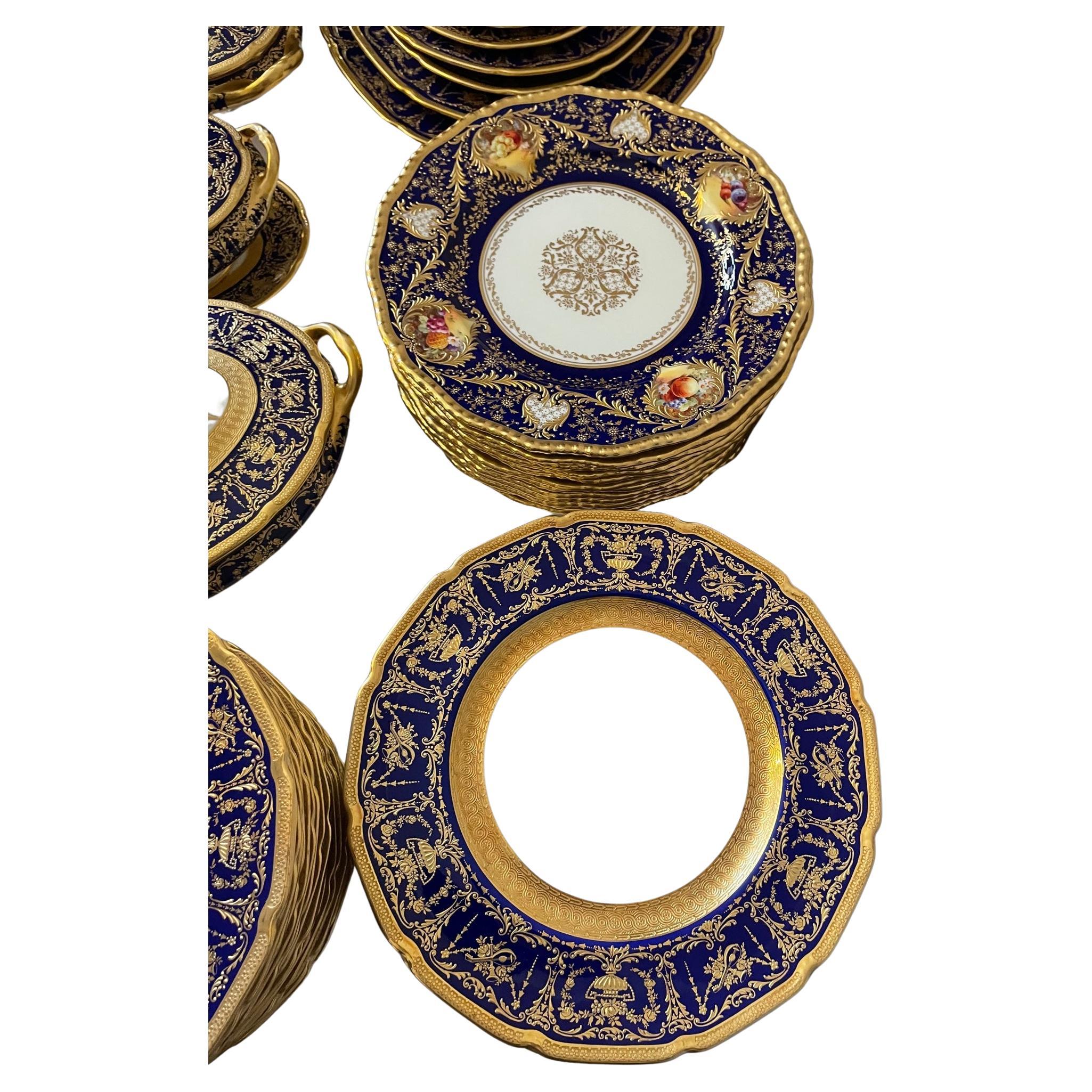 20th century English Porcelain Royal Doulton 94 Serving Pieces, 1920s