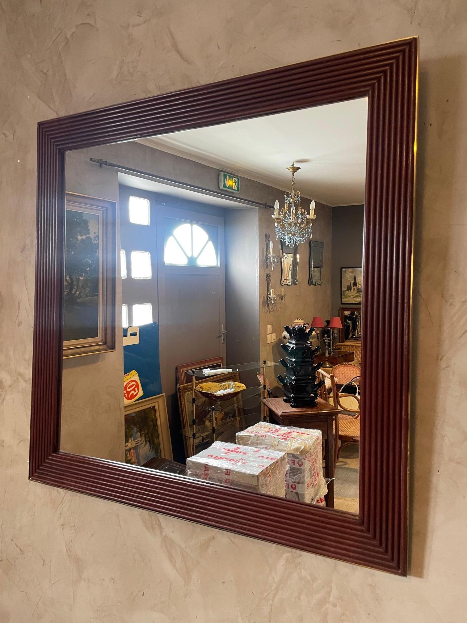 Bellissimo specchio in legno e ottone del XX secolo, risalente agli anni '70. 
Buona qualità e condizioni. Manifattura italiana. 