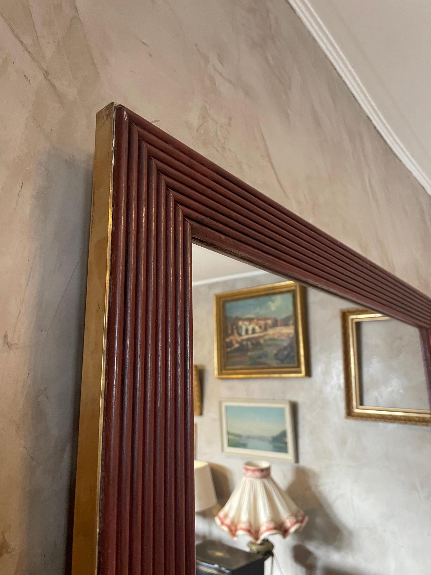 Specchio italiano in legno e ottone del XX secolo, anni '70 In condizioni buone in vendita a LEGNY, FR