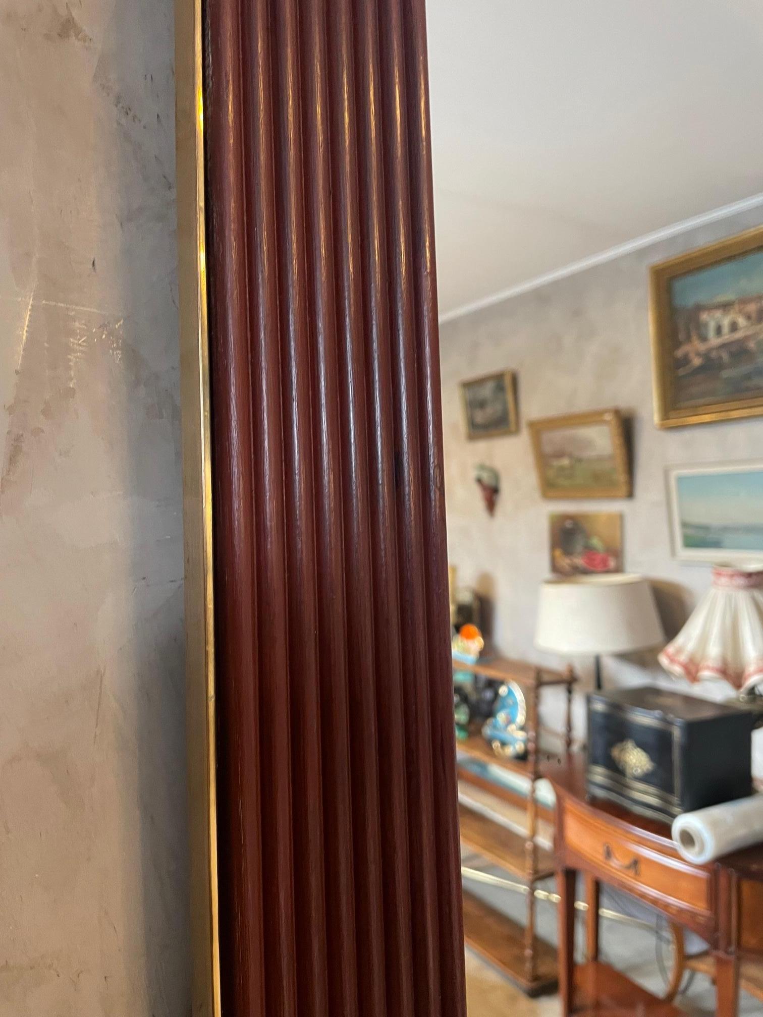 Ottone Specchio italiano in legno e ottone del XX secolo, anni '70 in vendita
