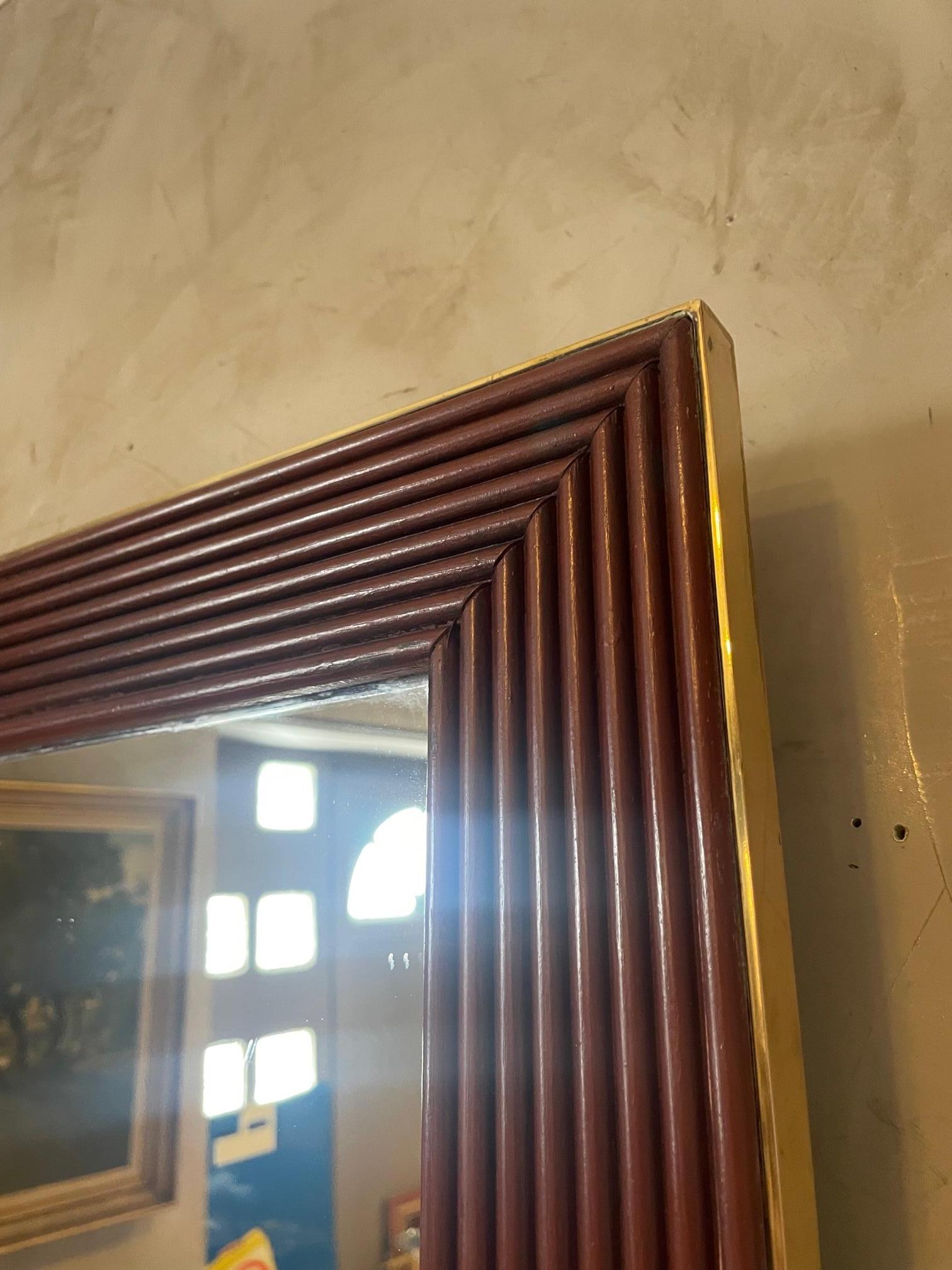 Specchio italiano in legno e ottone del XX secolo, anni '70 in vendita 2