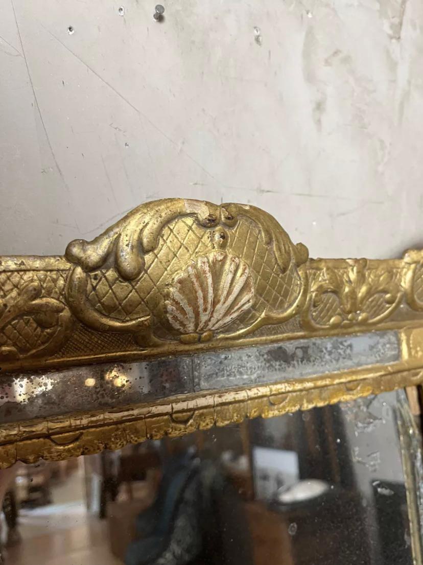 Espejo de pared de madera dorada de la época Luis XV del siglo XVIII siglo XVIII y antes en venta