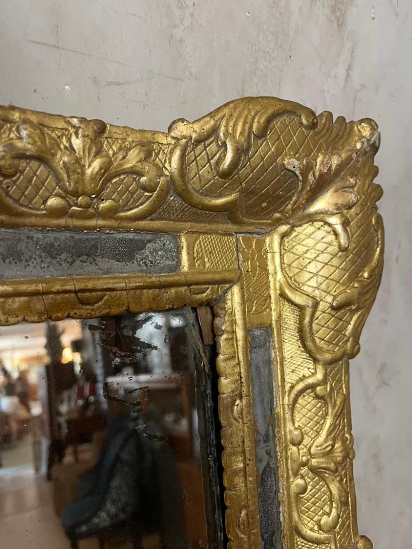 Espejo de pared de madera dorada de la época Luis XV del siglo XVIII en Bueno estado para la venta en LEGNY, FR