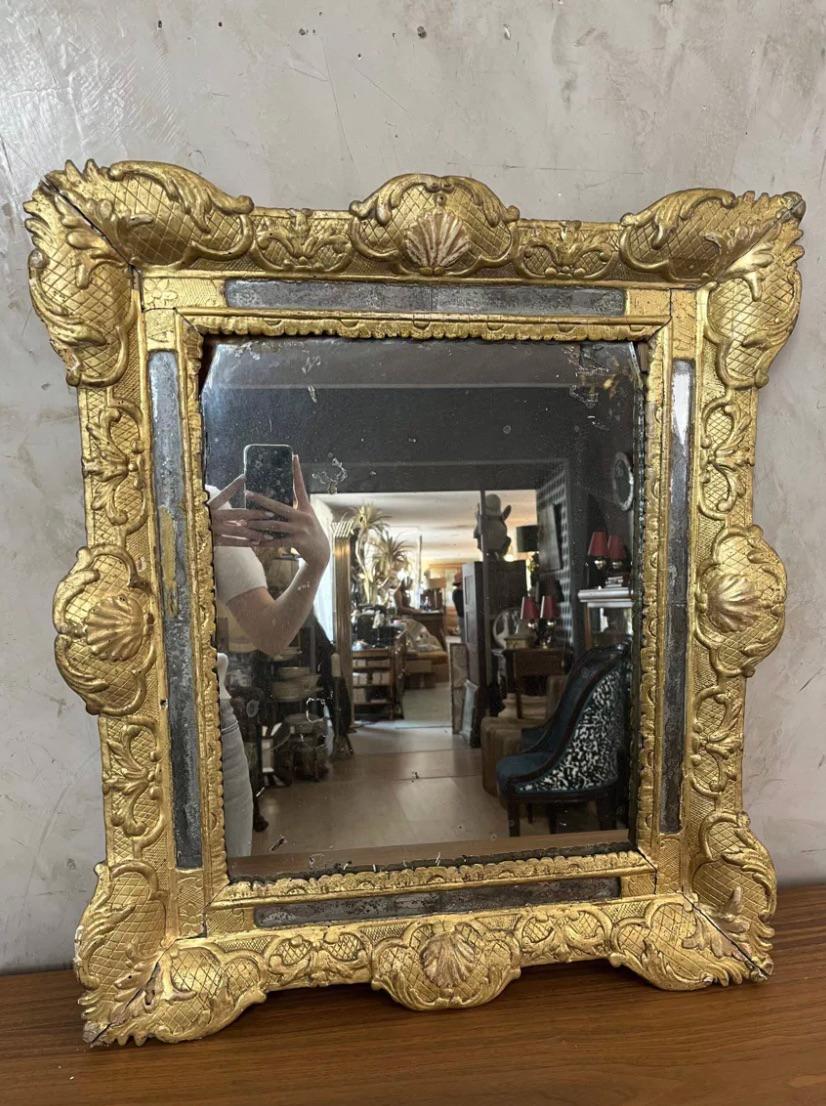 Espejo de pared de madera dorada de la época Luis XV del siglo XVIII Francés en venta